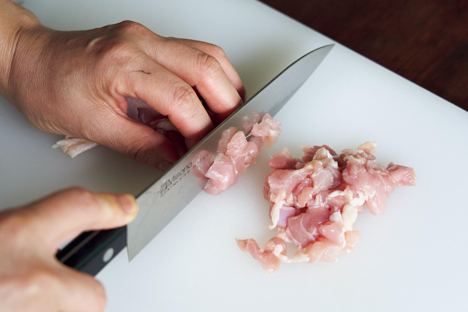 鶏肉をカットする