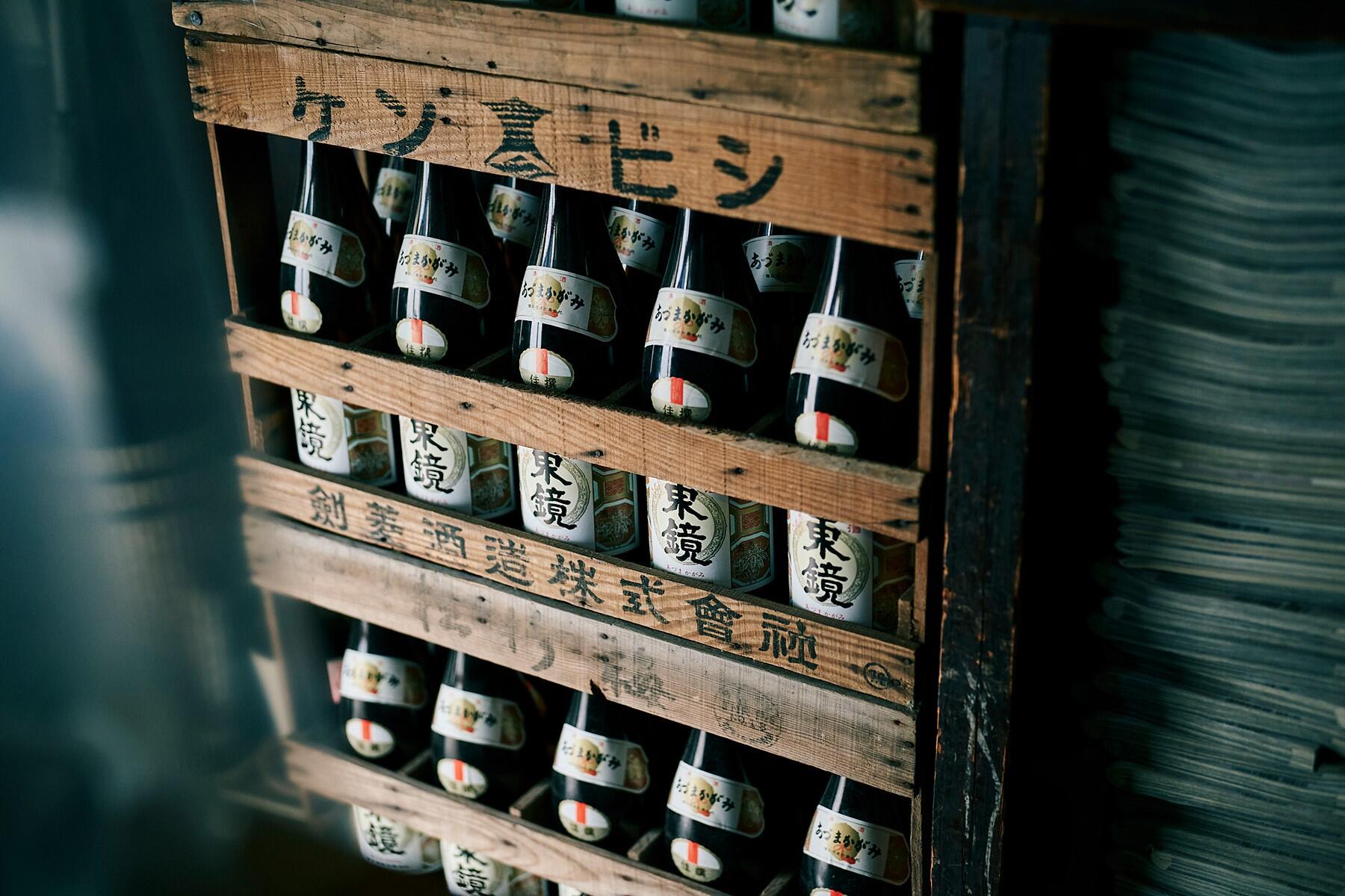 箱で積まれた酒瓶