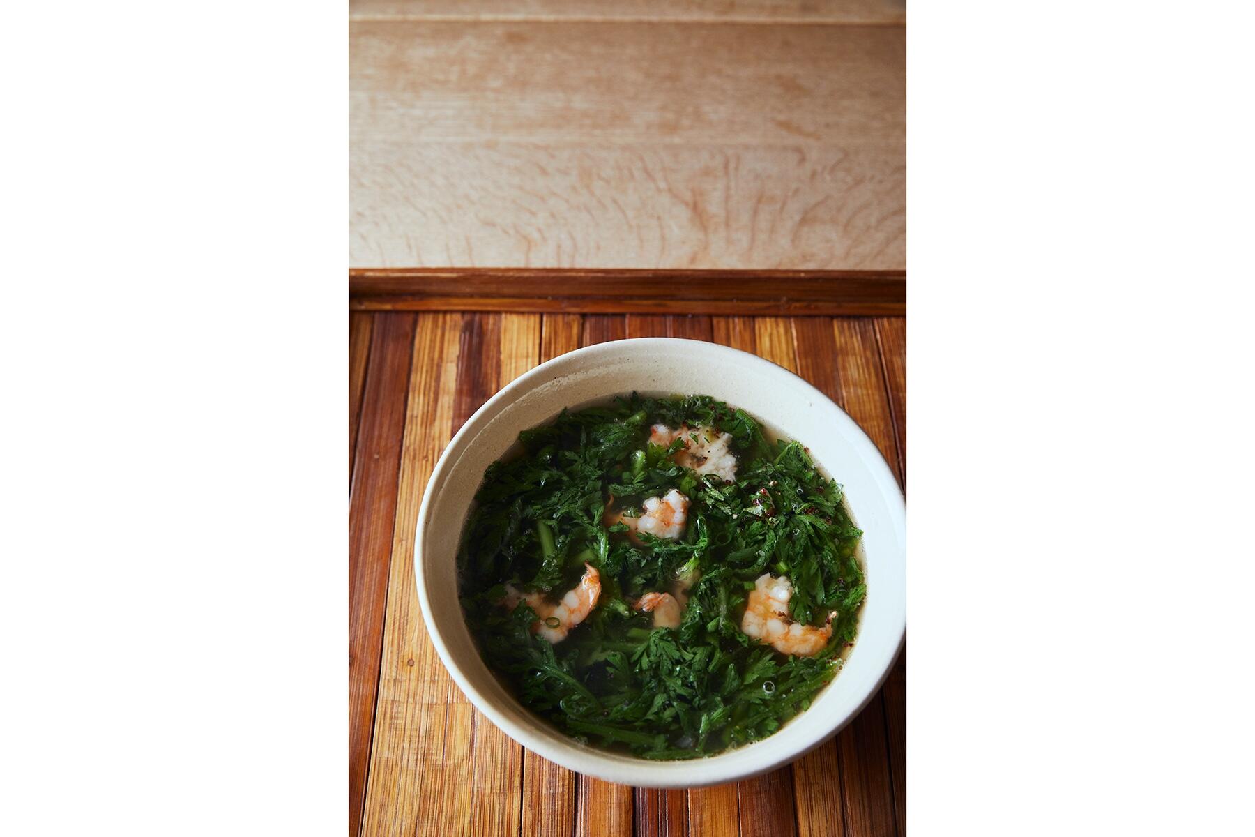 パパっとつくれて滋味深い“春菊とたたき海老のスープ”