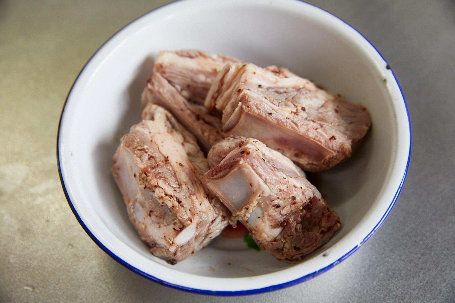 スペアリブをゆでる