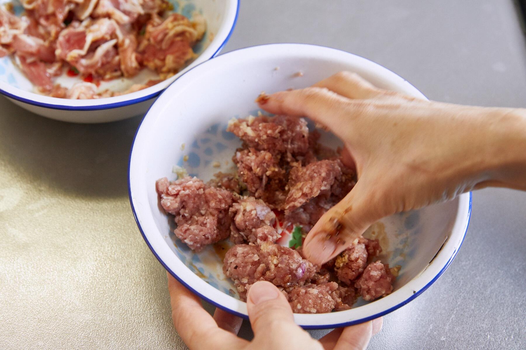 挽き肉を練る