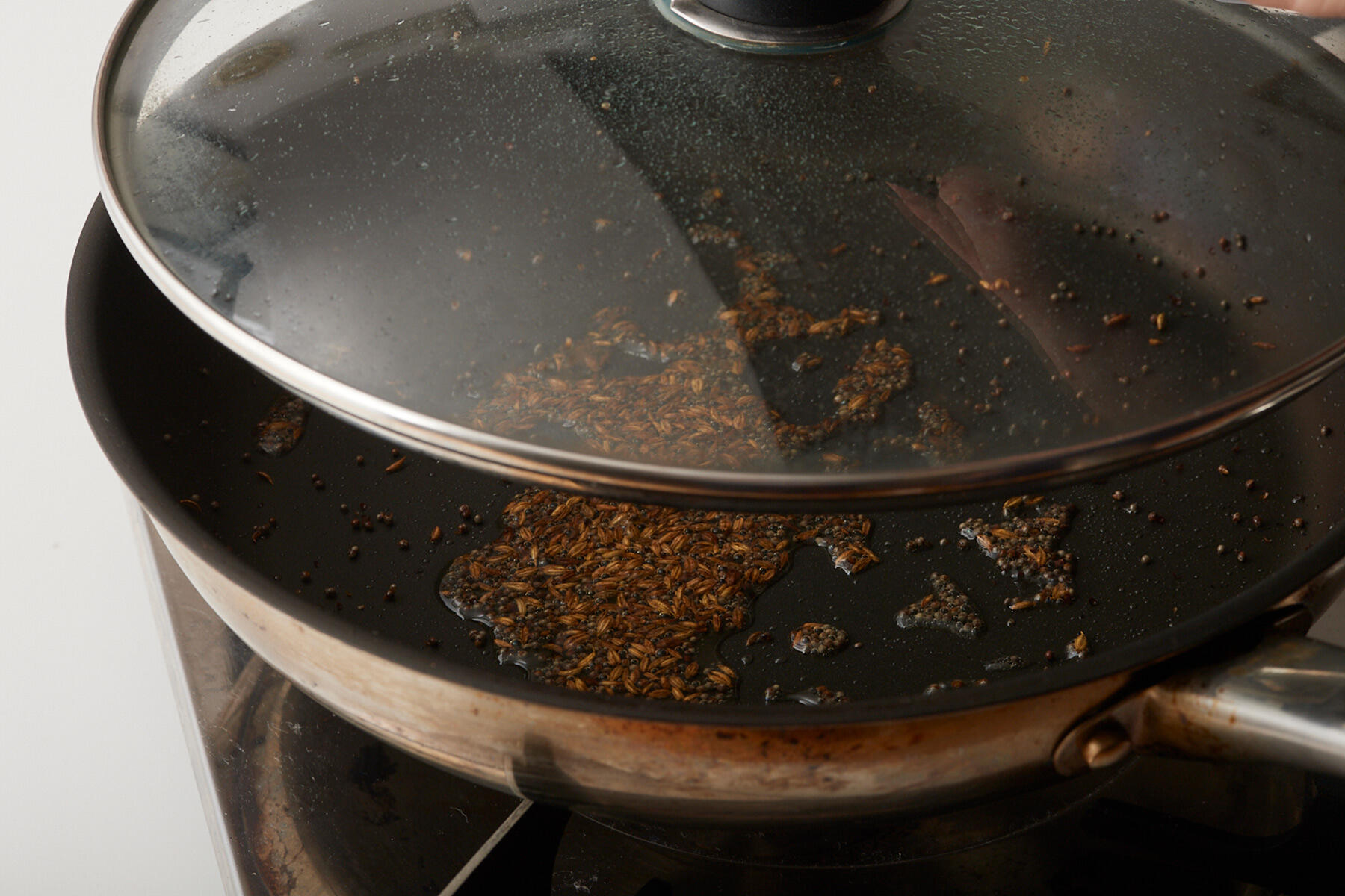 スパイスを炒める