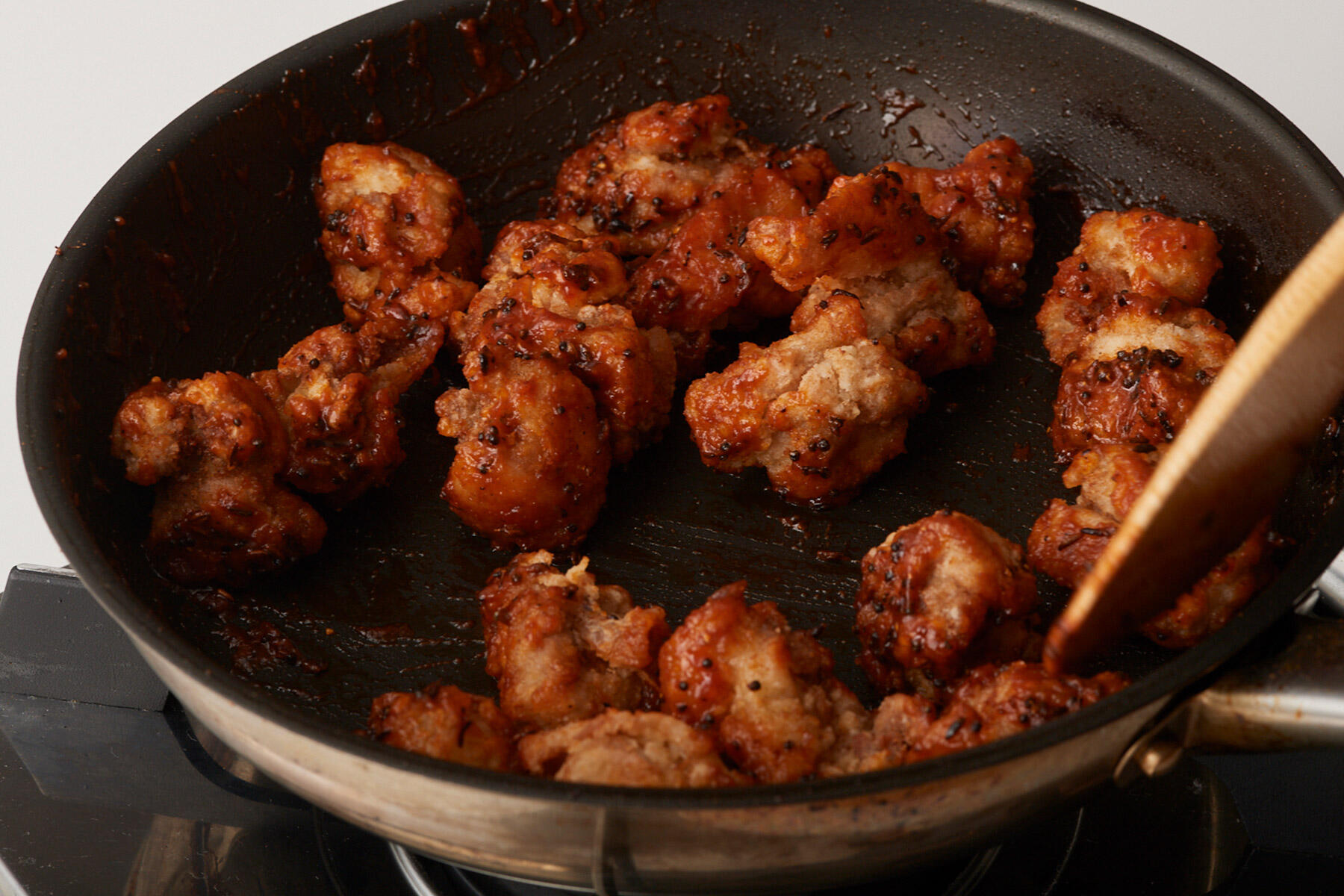 ソースをからめる