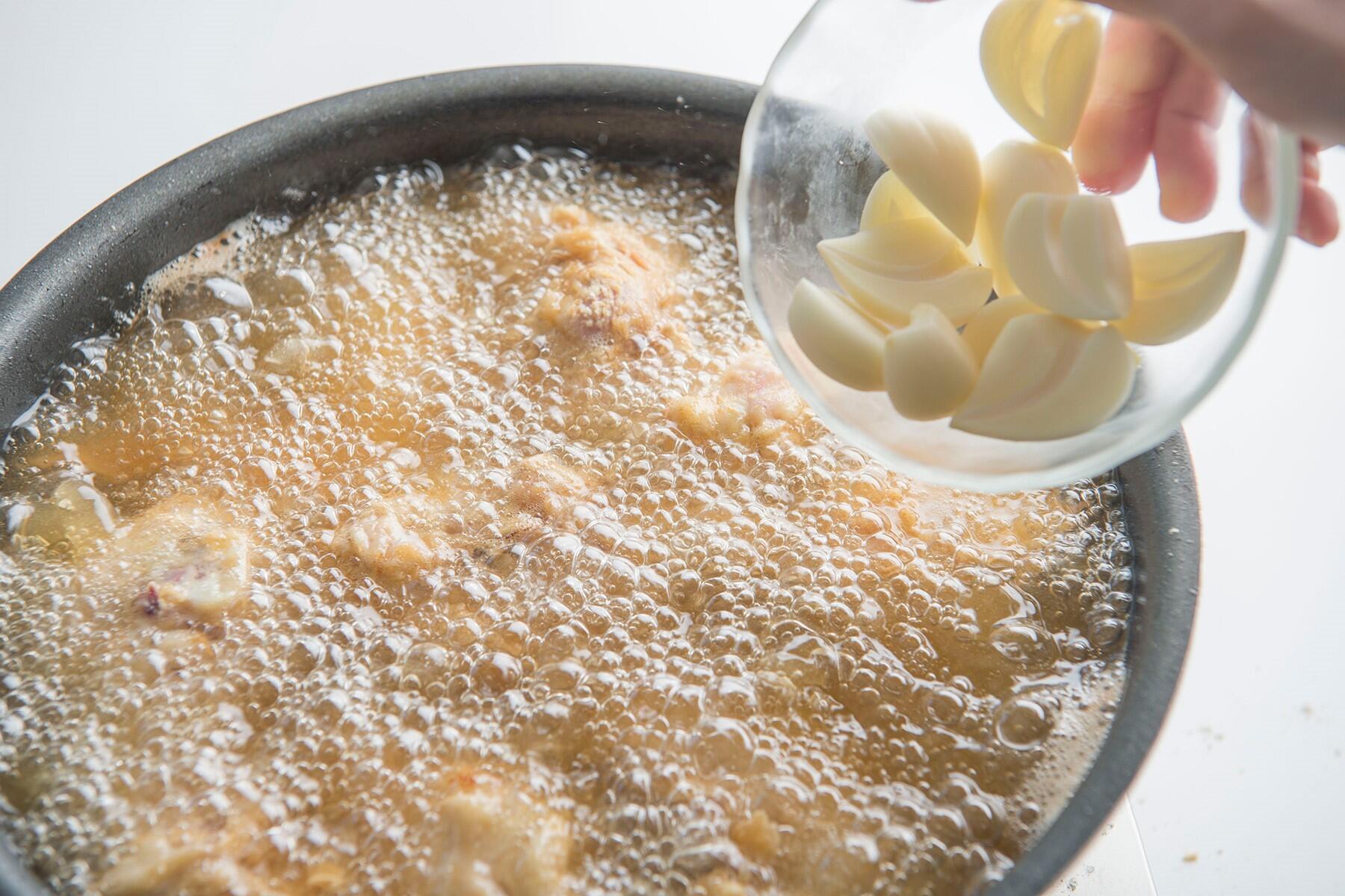 にんにくも揚げる