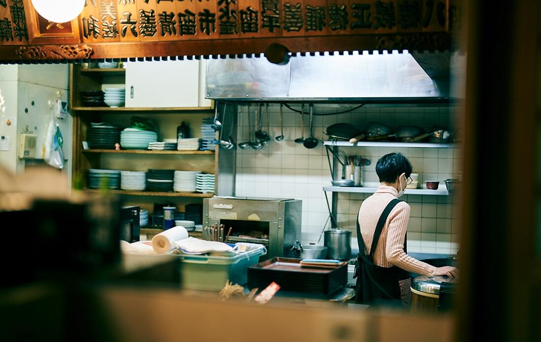 厨房で働く人