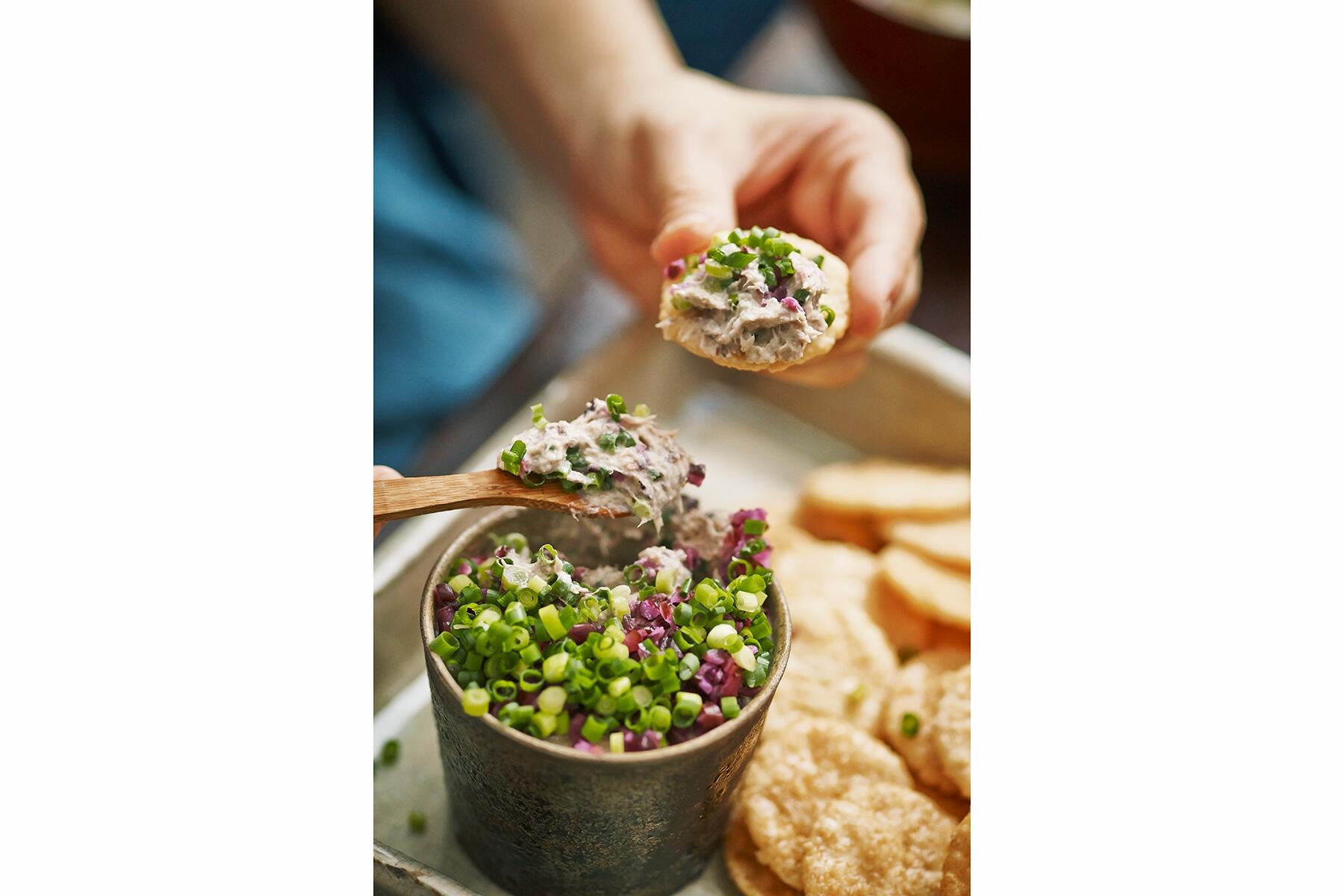 旨味濃厚な即席つまみ“鯖缶リエットと塩せんべい”