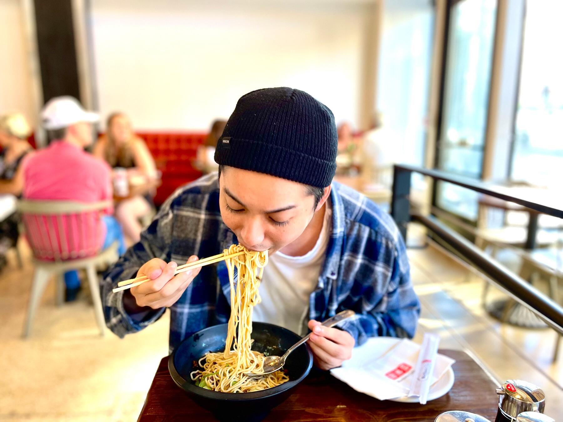 担々麺を食べる大野さん