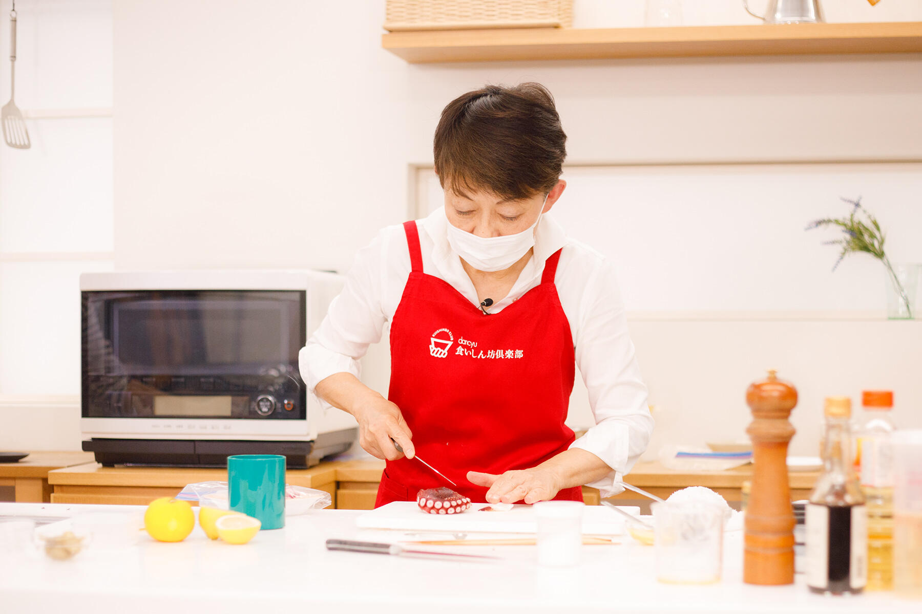 タコをドレッシングに和える