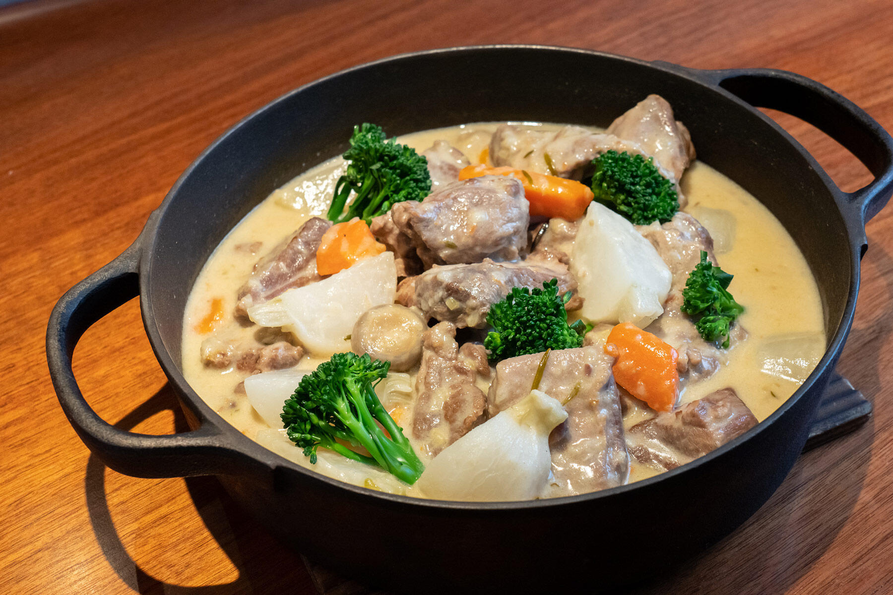 ラムショルダーと野菜を使ったクリーム煮