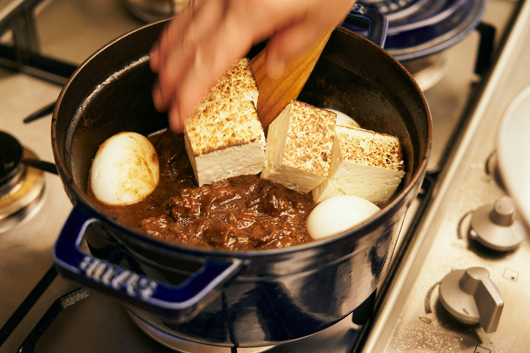 ゆで卵と豆腐を加える