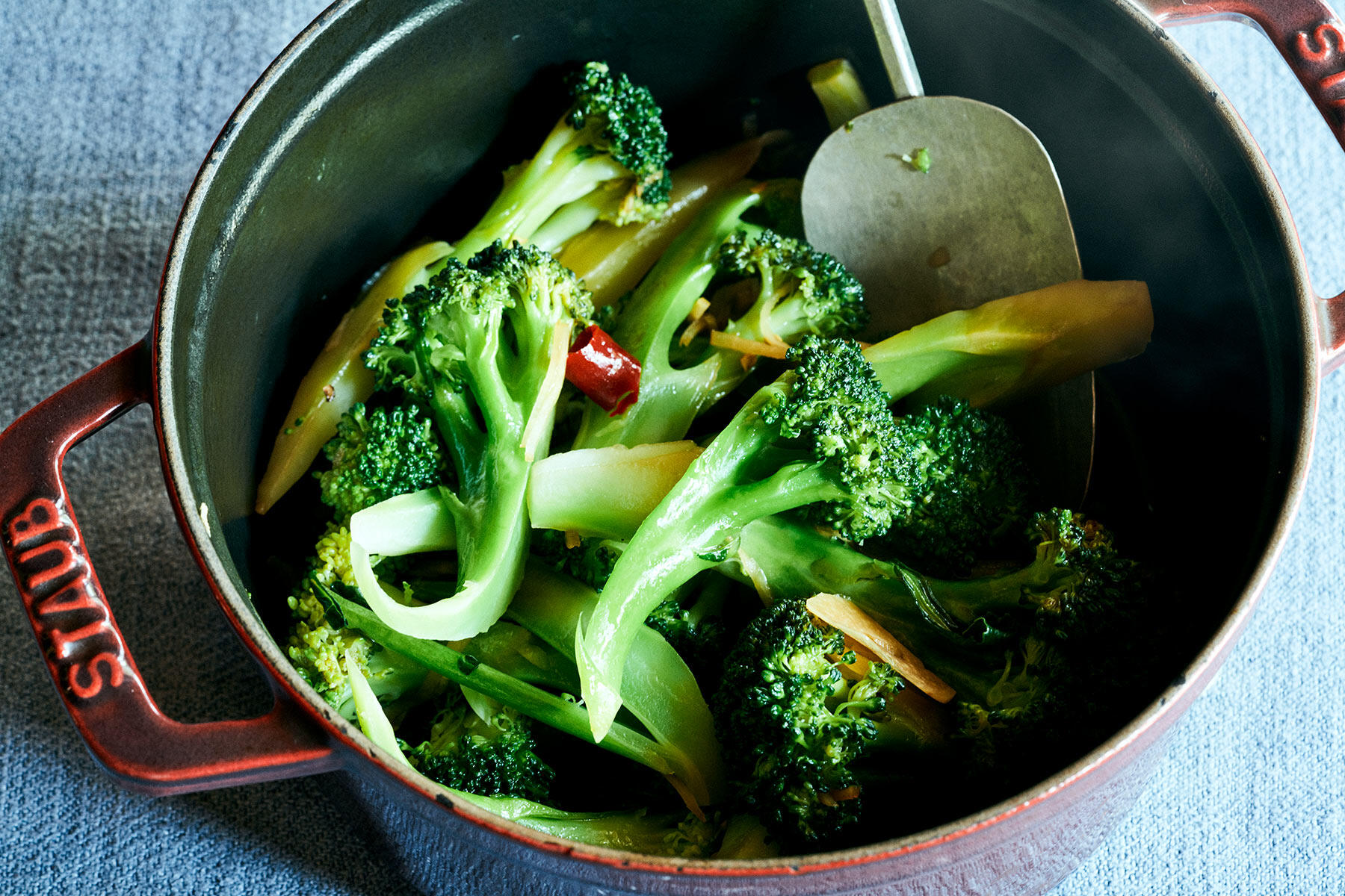 濃厚な旨味が染みた温野菜“ブロッコリーのオイスターソース蒸し”