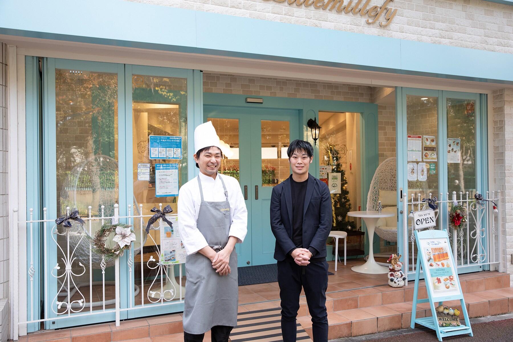 ケーキ屋の前で並ぶ男性2人