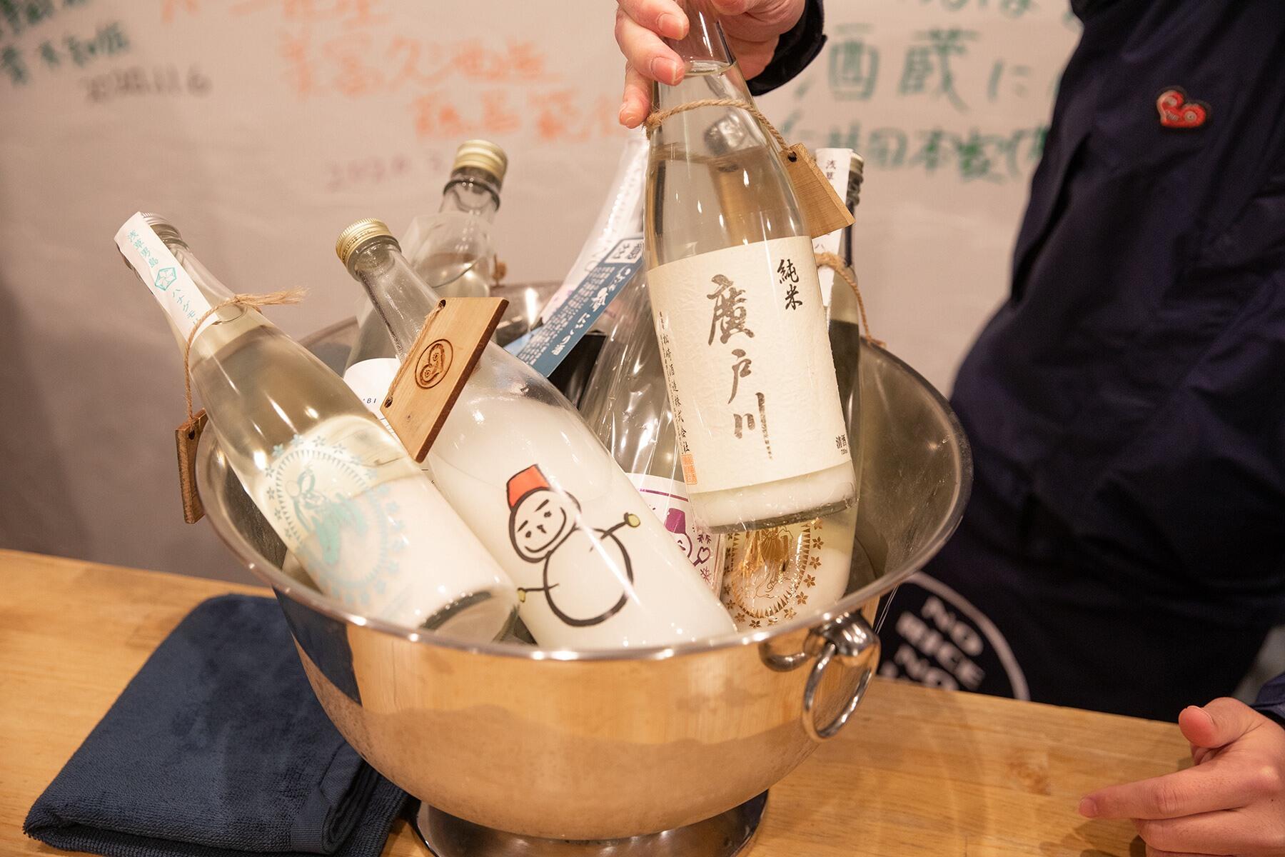 ボウルに入れられた酒瓶