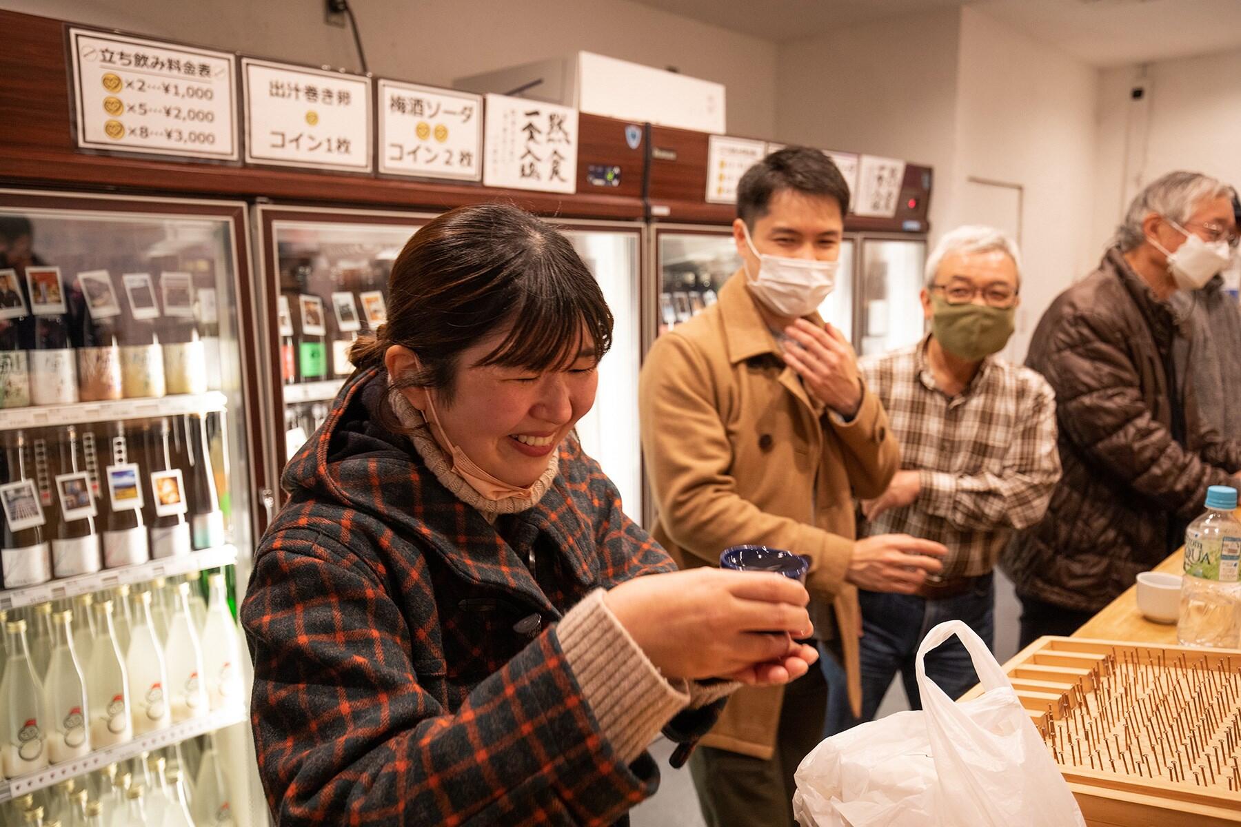 カウンターで飲む人々