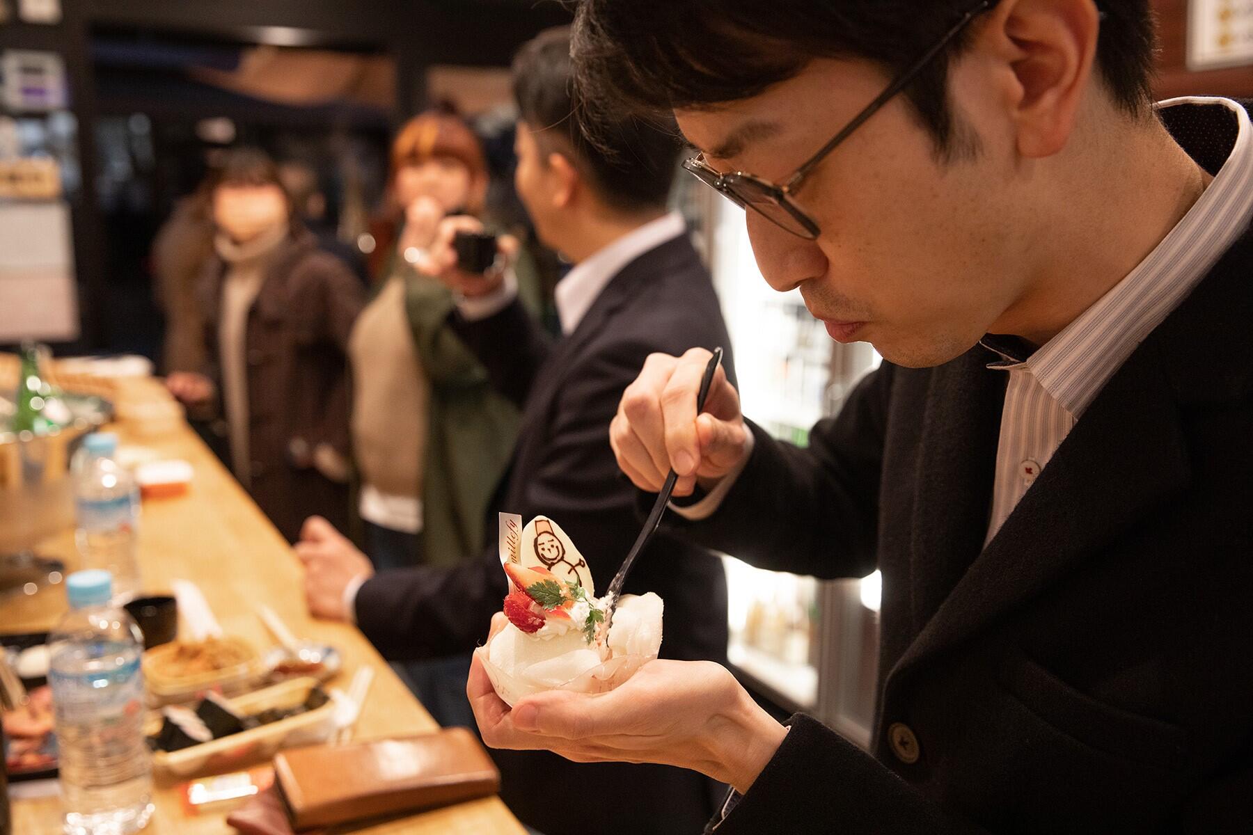 ケーキを食べる人