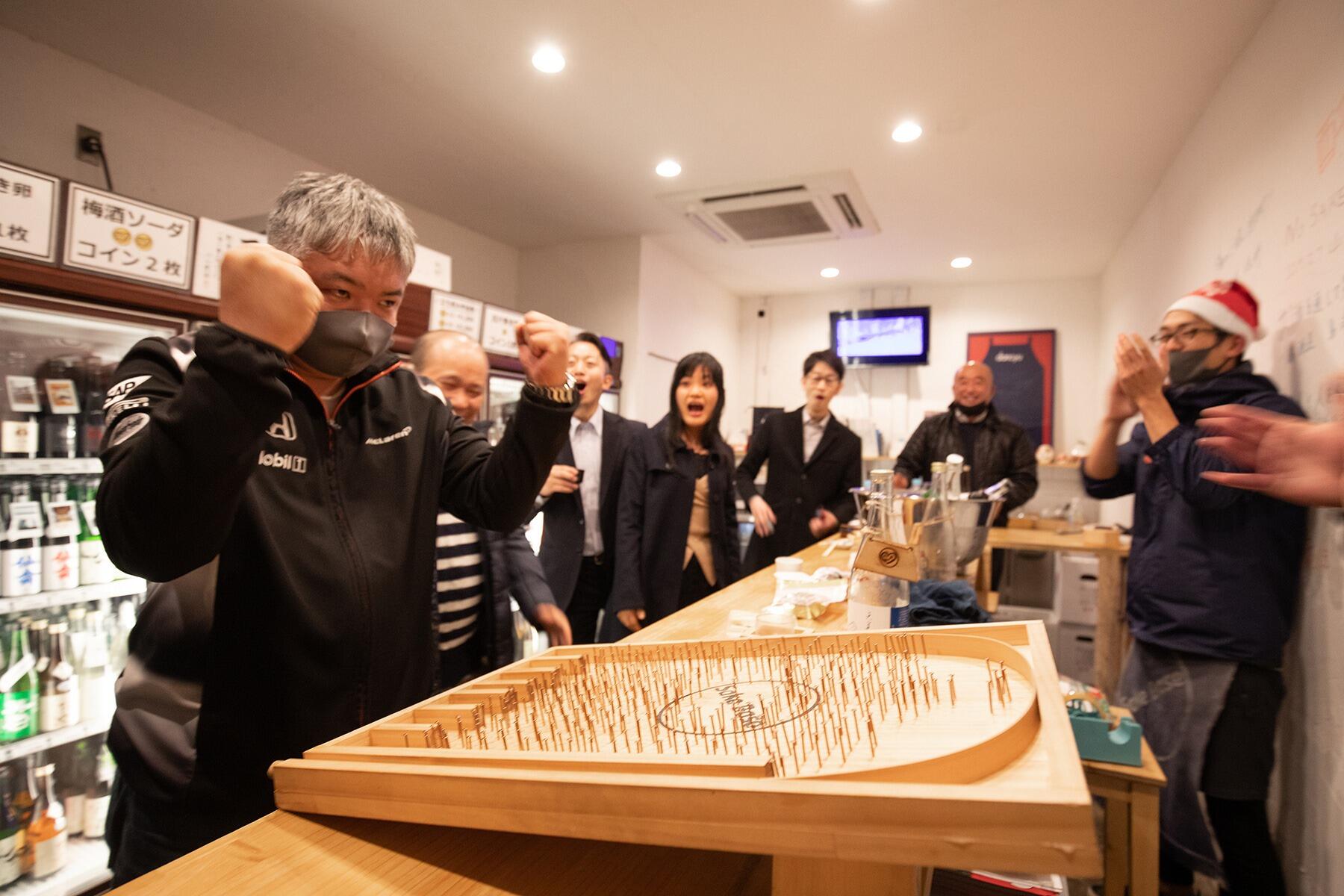 ガッツポーズをする人