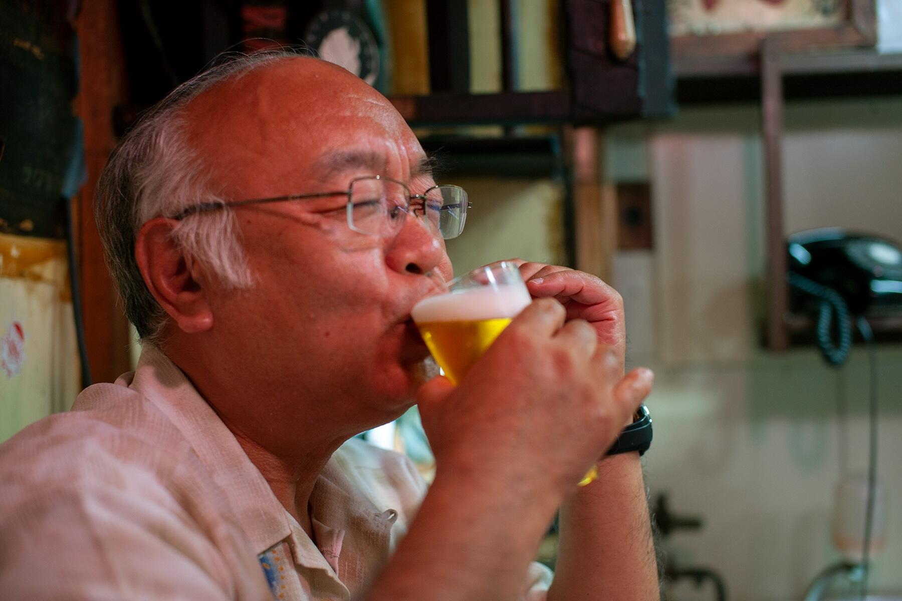 ビールを飲む神林先生