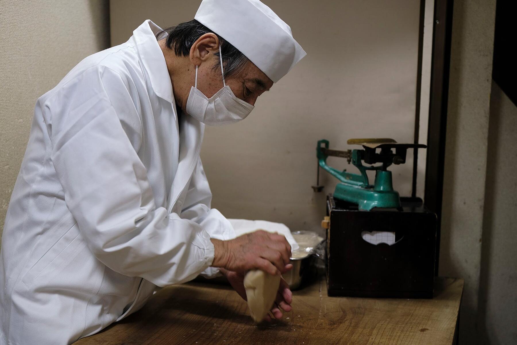 餡をこねる渡邉さん