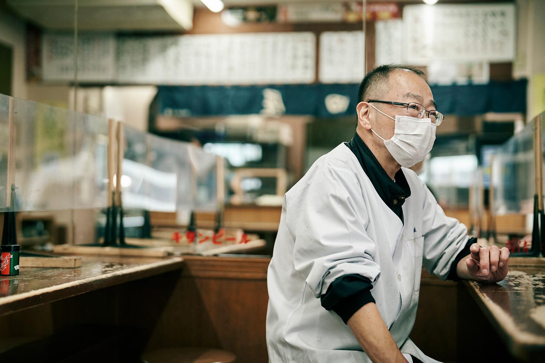 三代目店主の金沢義久さん。