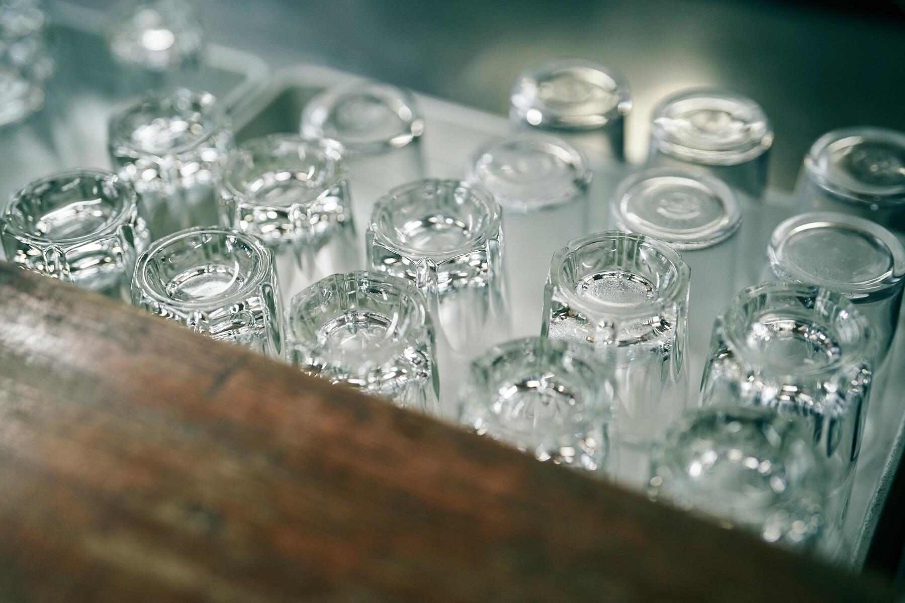 伏せられたグラス