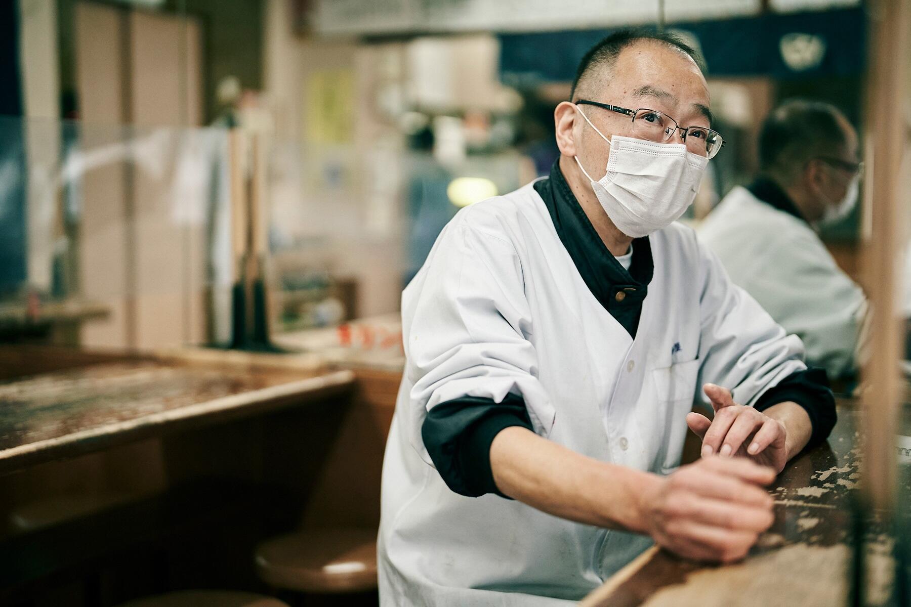 三代目店主の金沢義久さん。