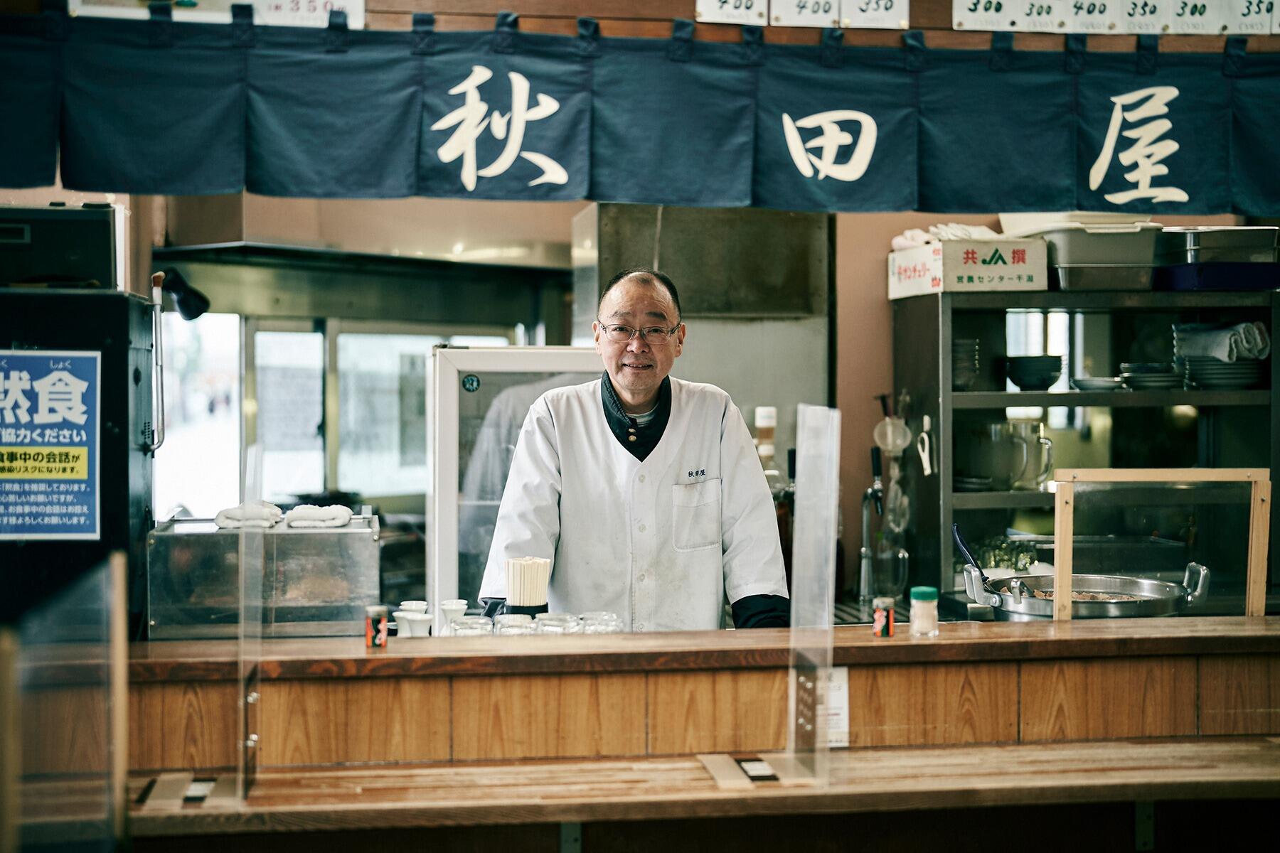 三代目店主の金沢義久さん。