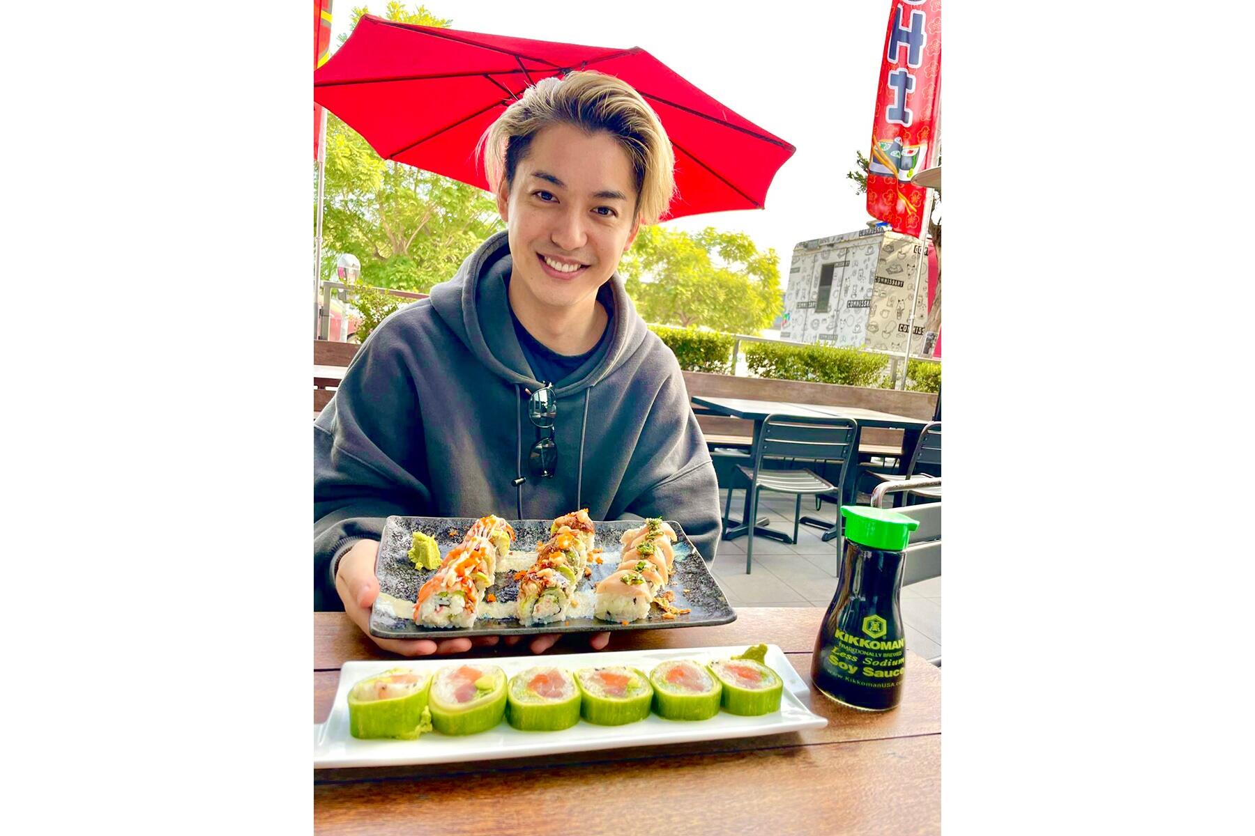 寿司を見せる大野さん