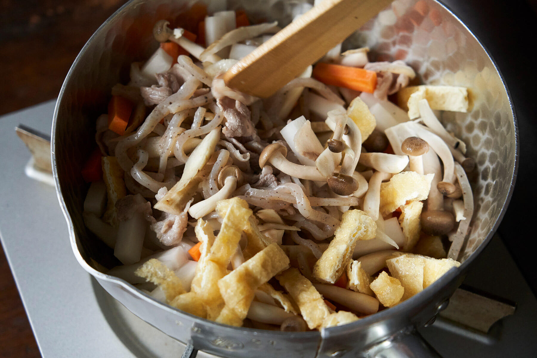 野菜と豚肉を加える