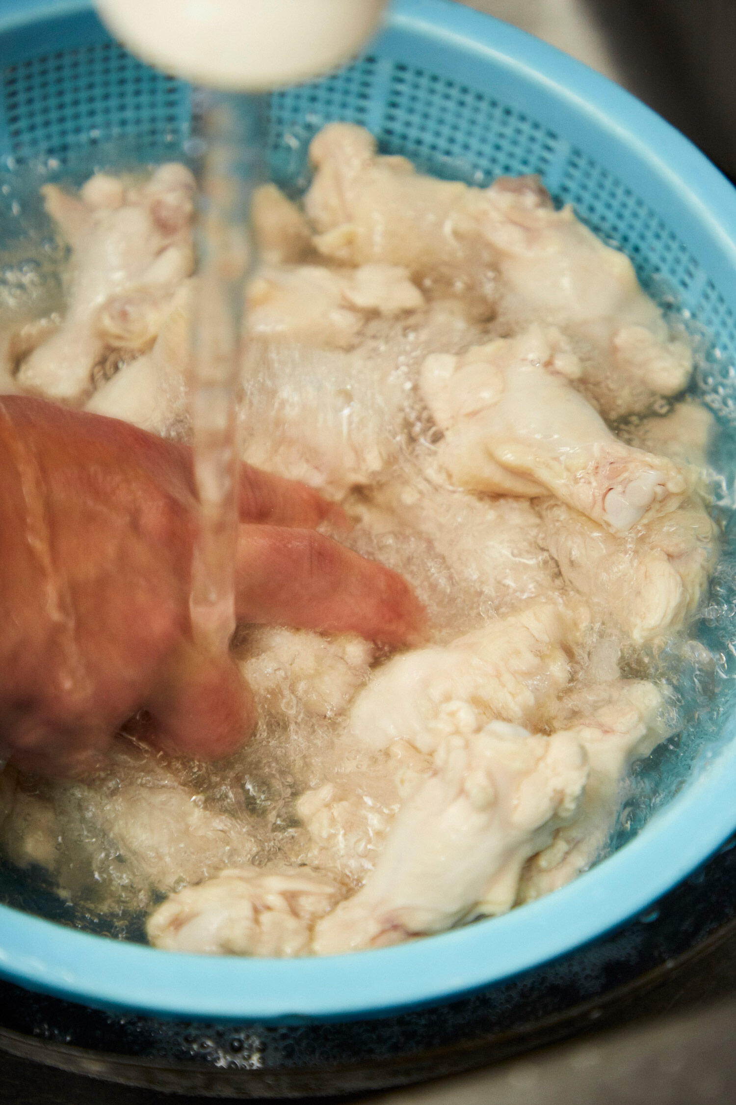 手羽元をゆでる