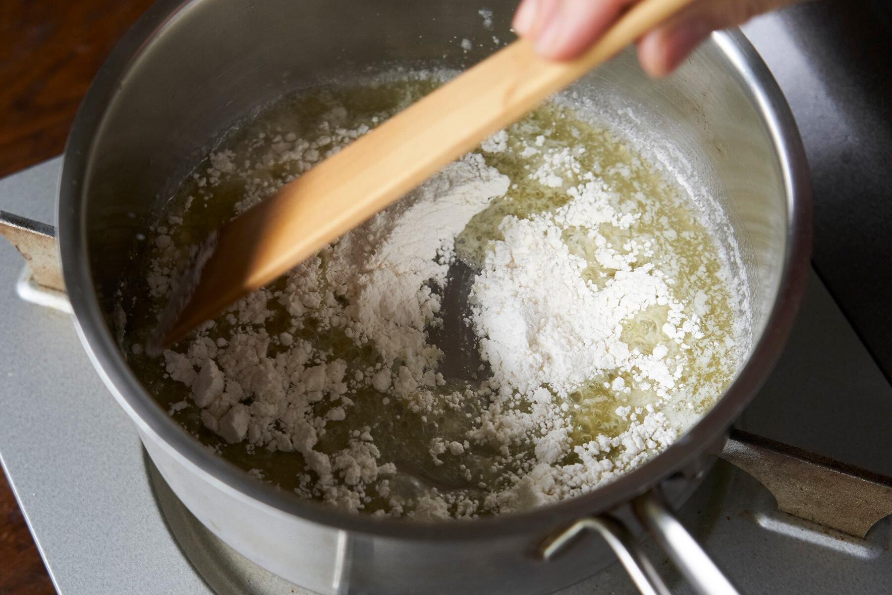 ホワイトソースをつくる