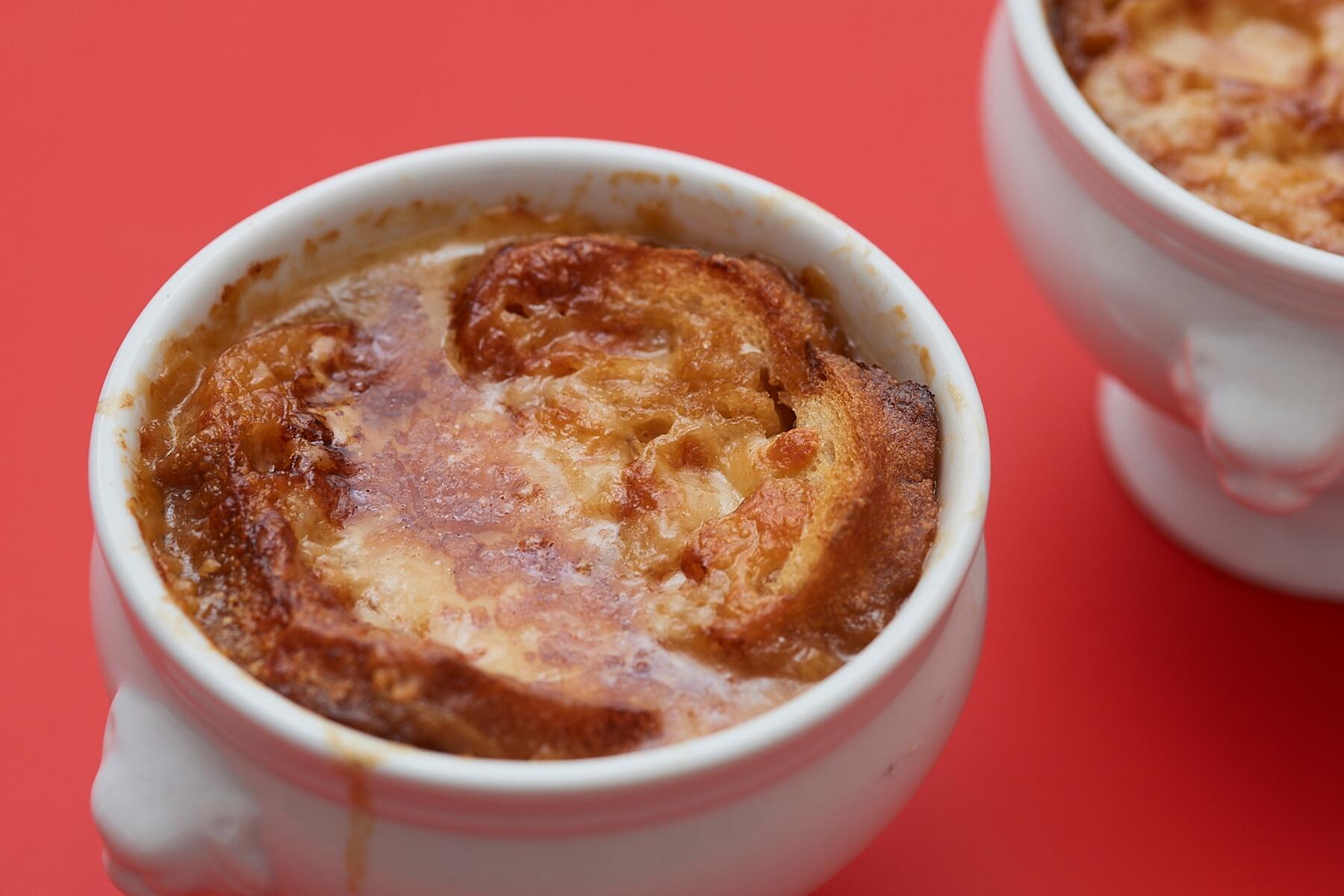 焼きたてアツアツの“オニオングラタンスープ”