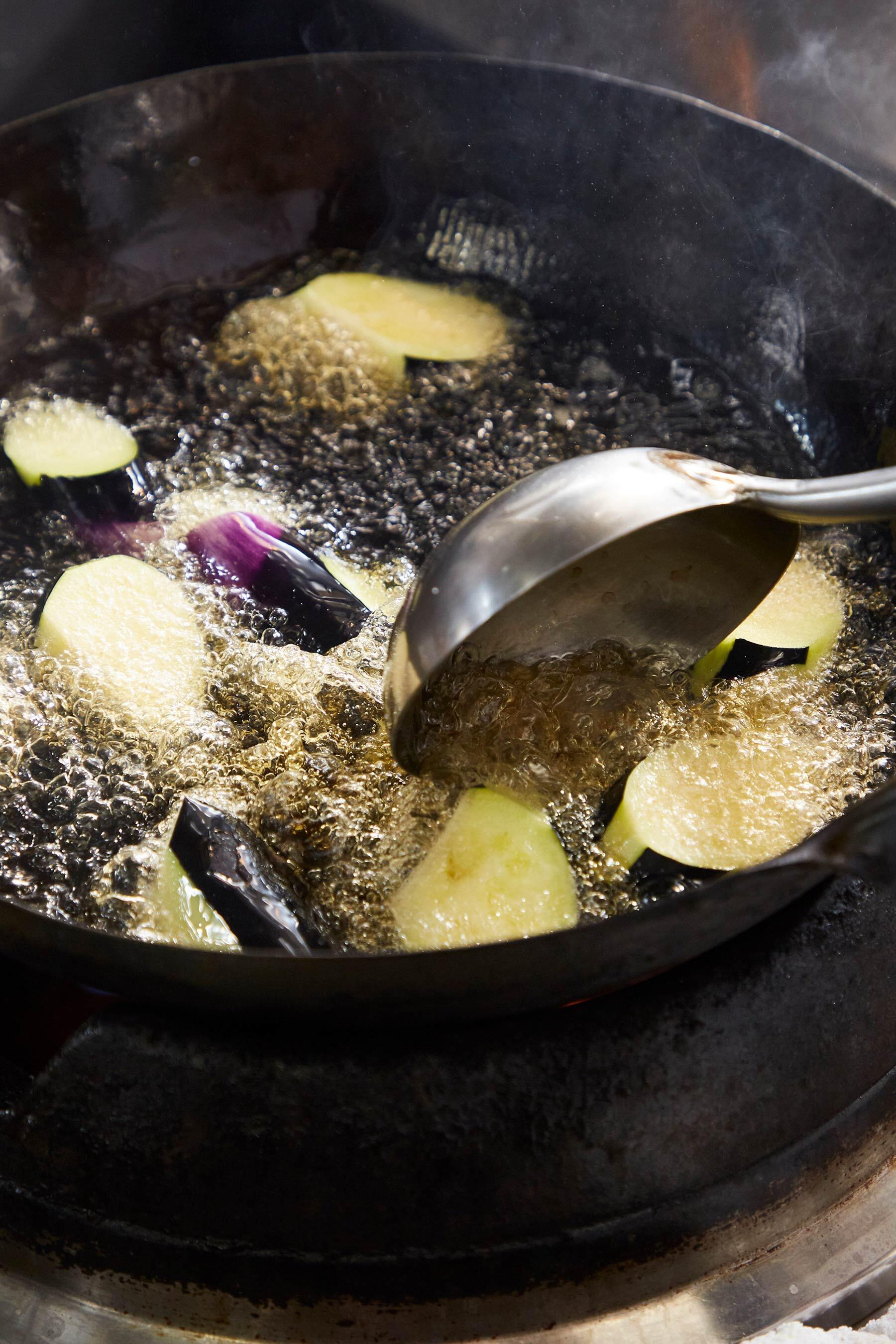 なすを素揚げする