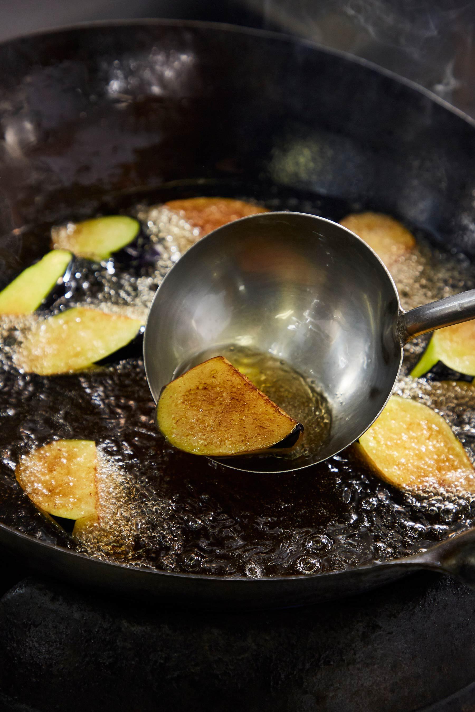 なすを素揚げする