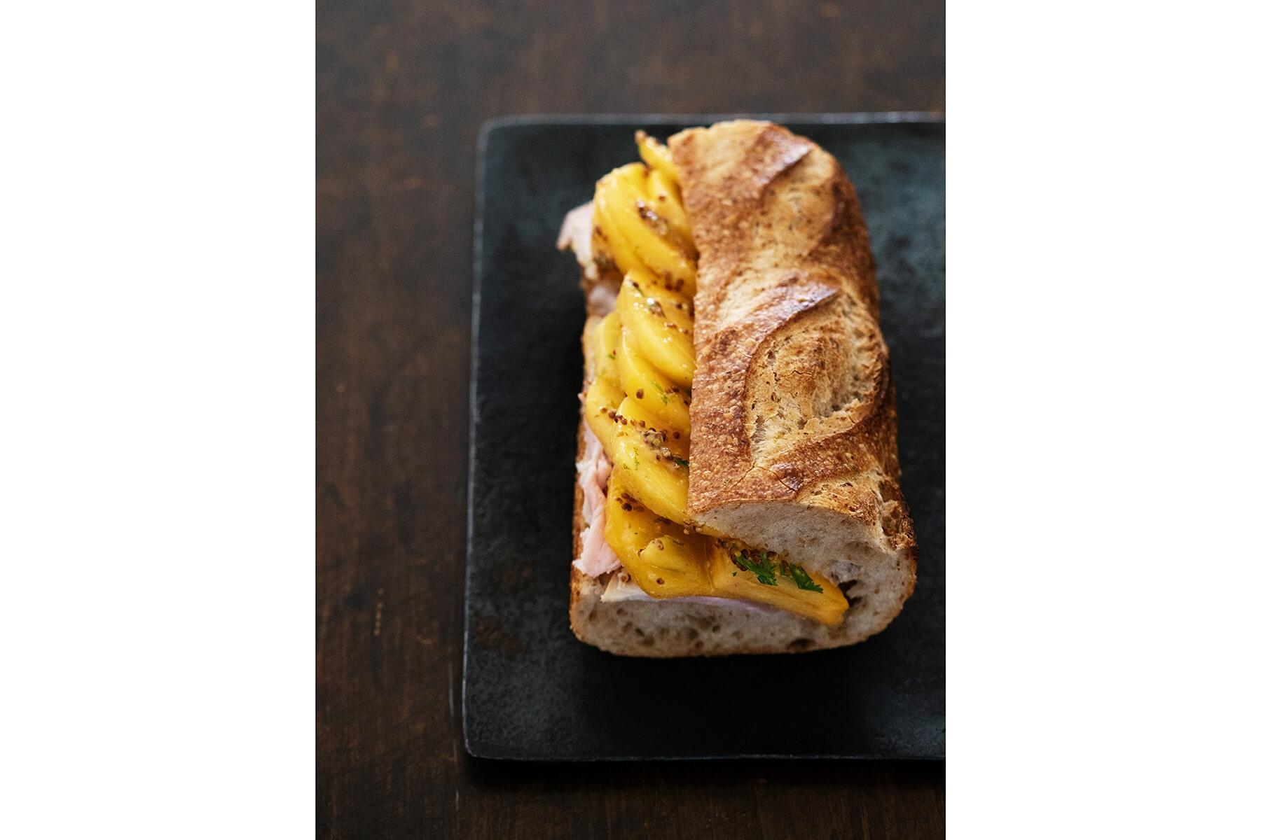 甘酸っぱくて軽い食べ心地の“柿とハムのカスクート”