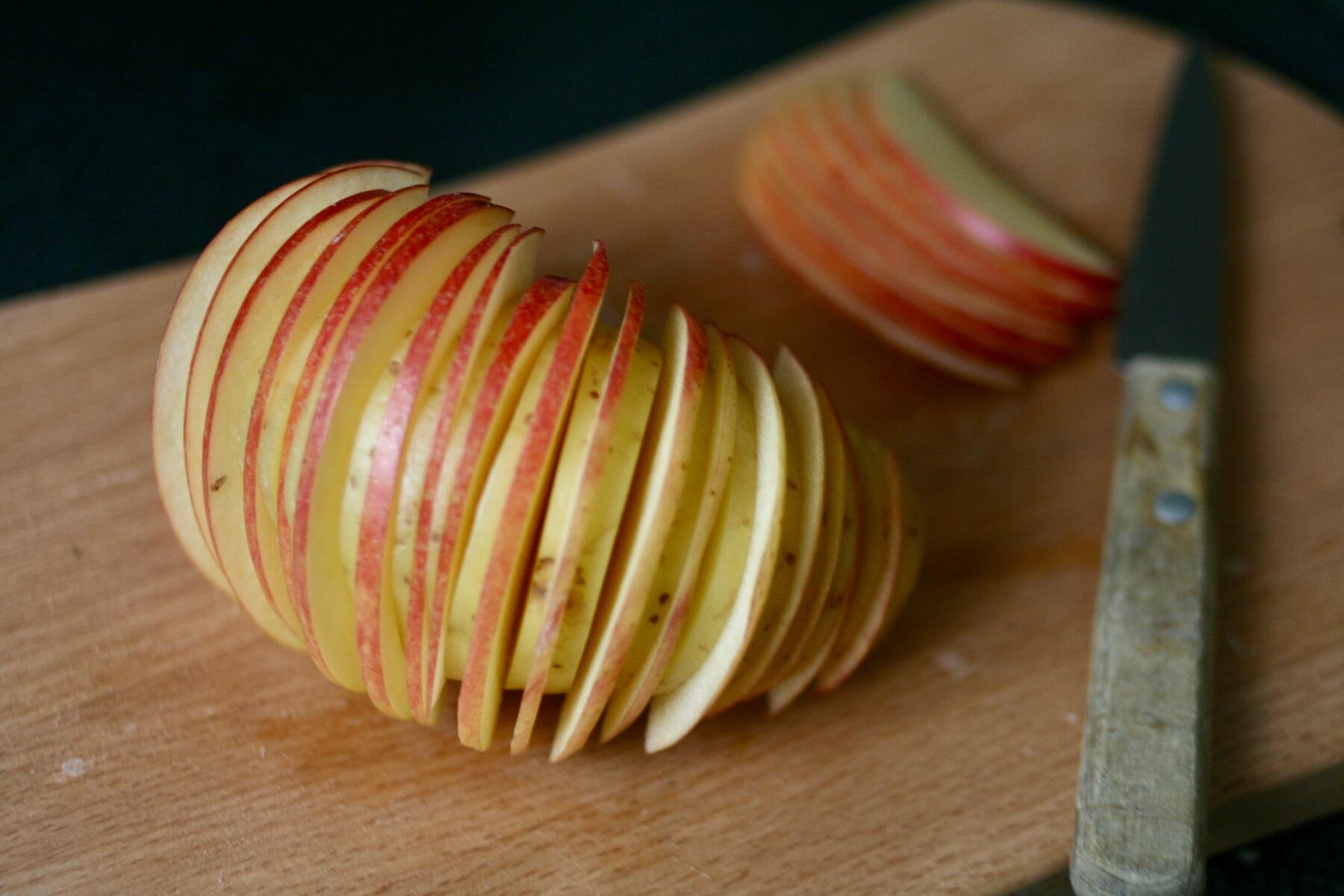 りんごを切れ目に挟む
