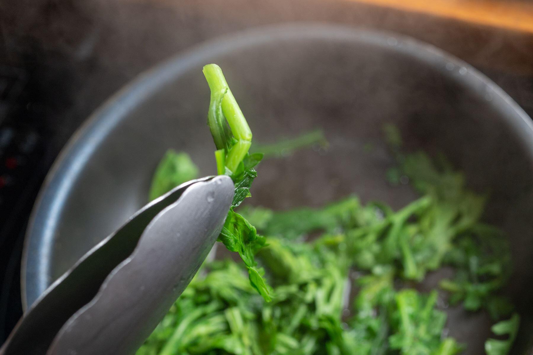 春菊ペーストをつくる