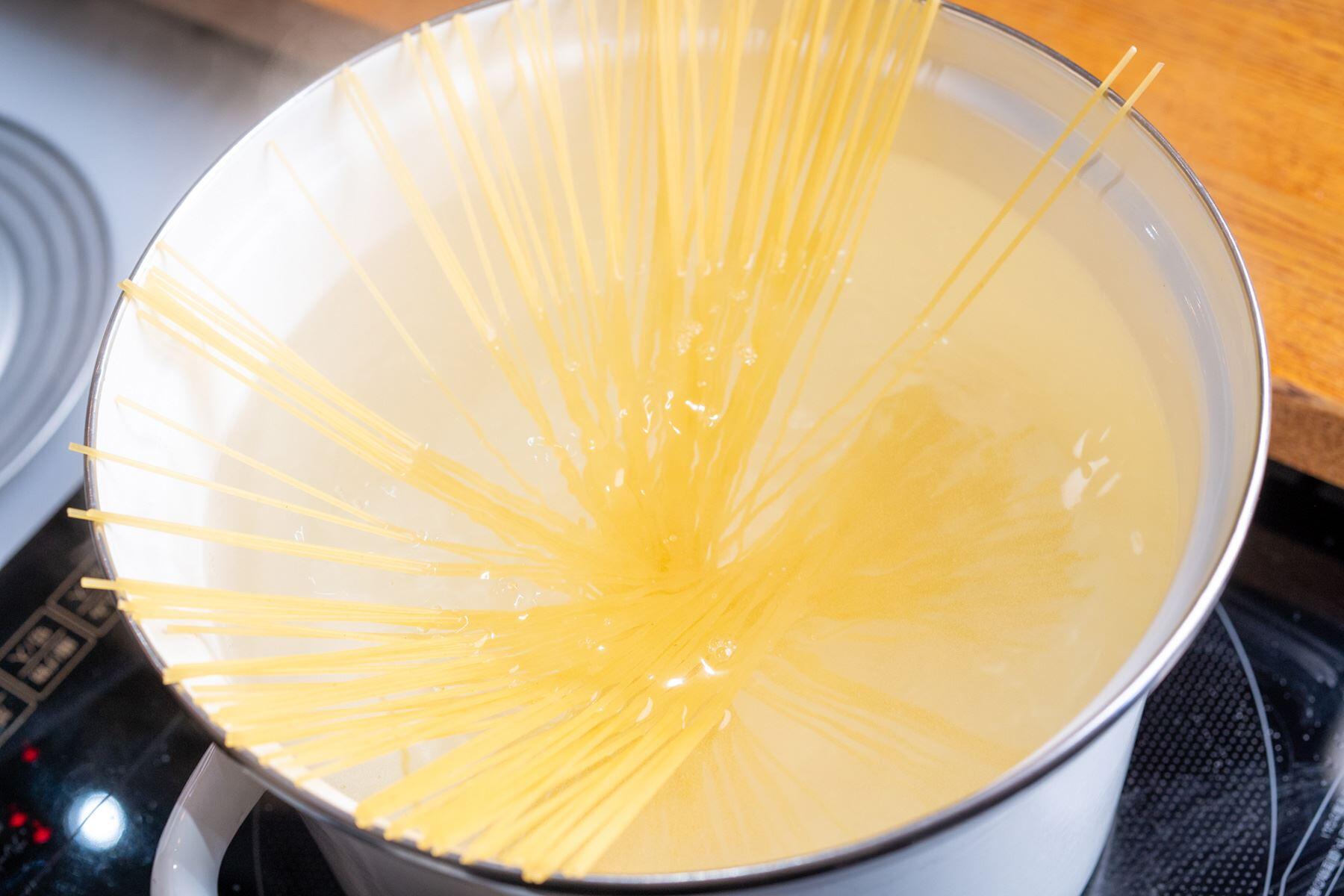 パスタをゆでる