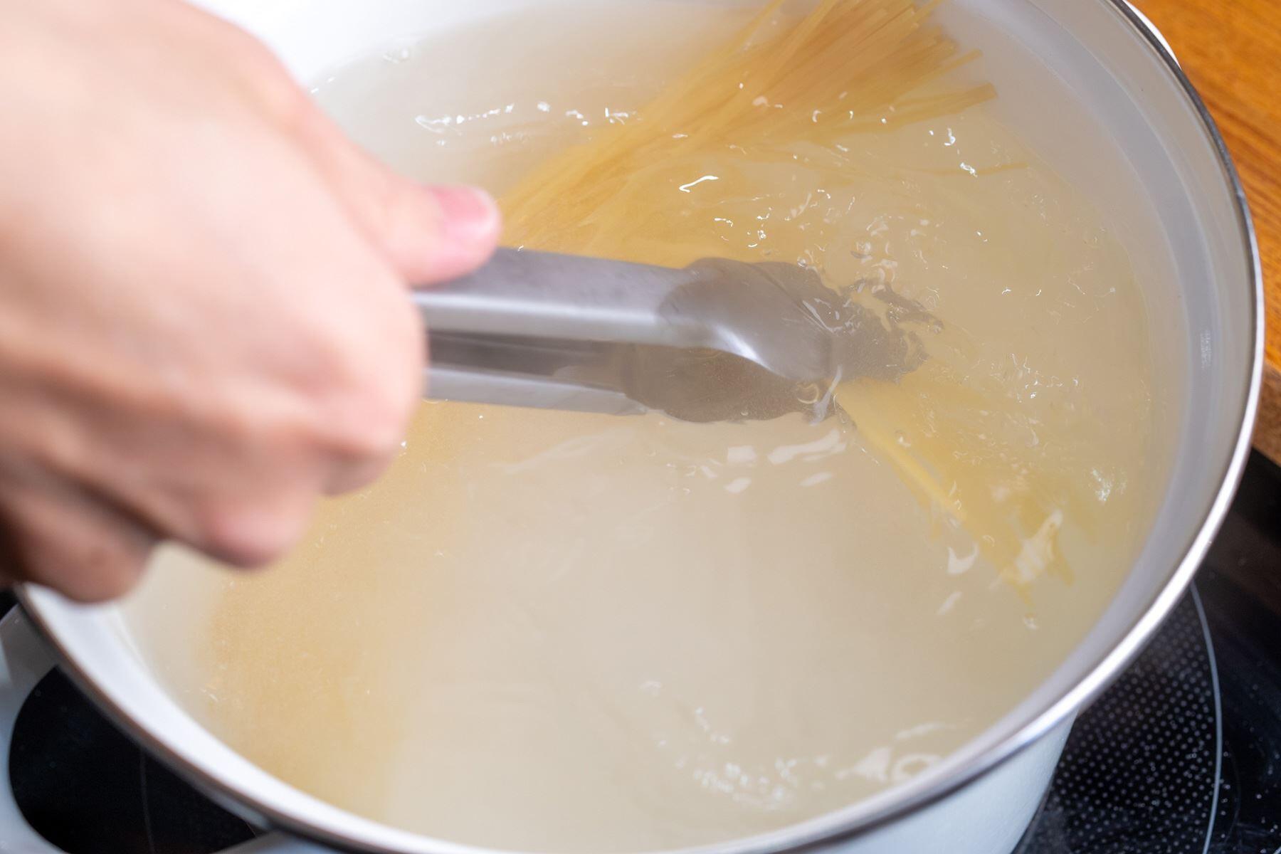 パスタをゆでる