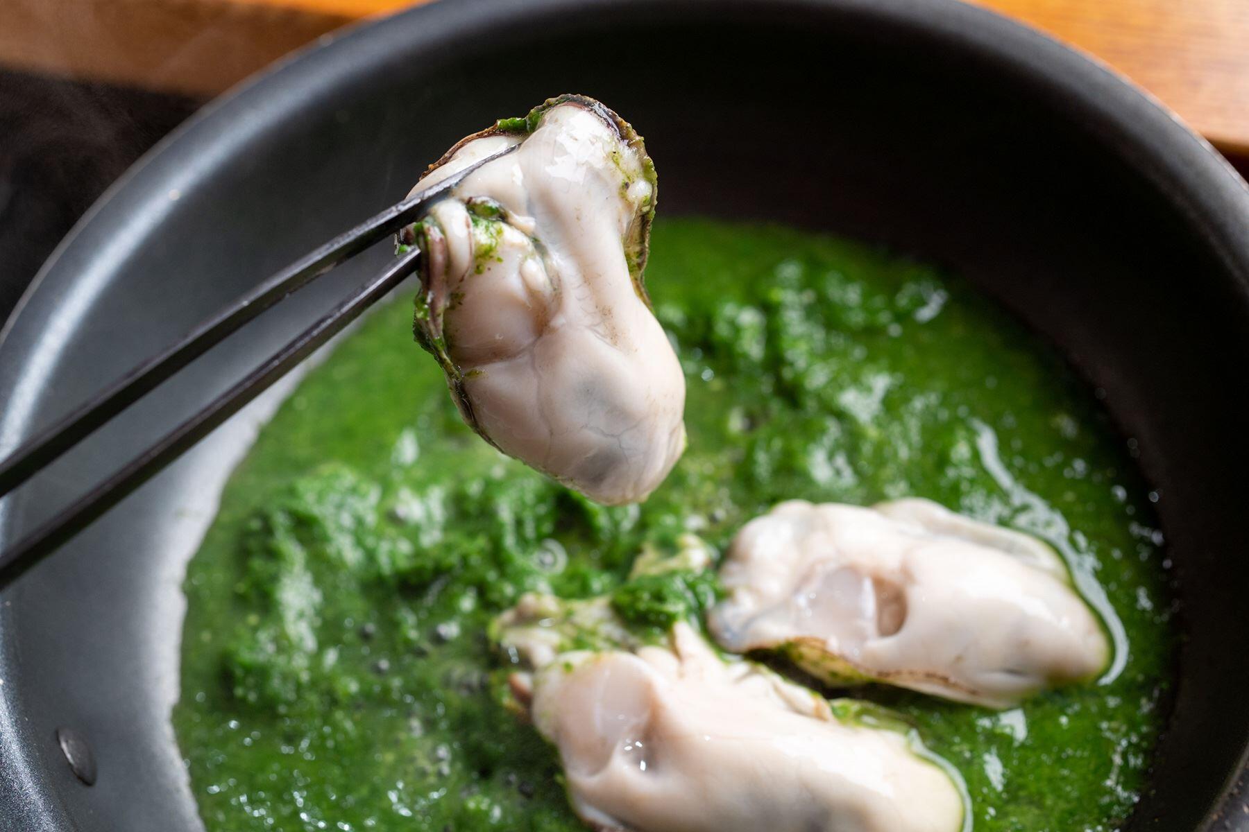 牡蠣を取り出す