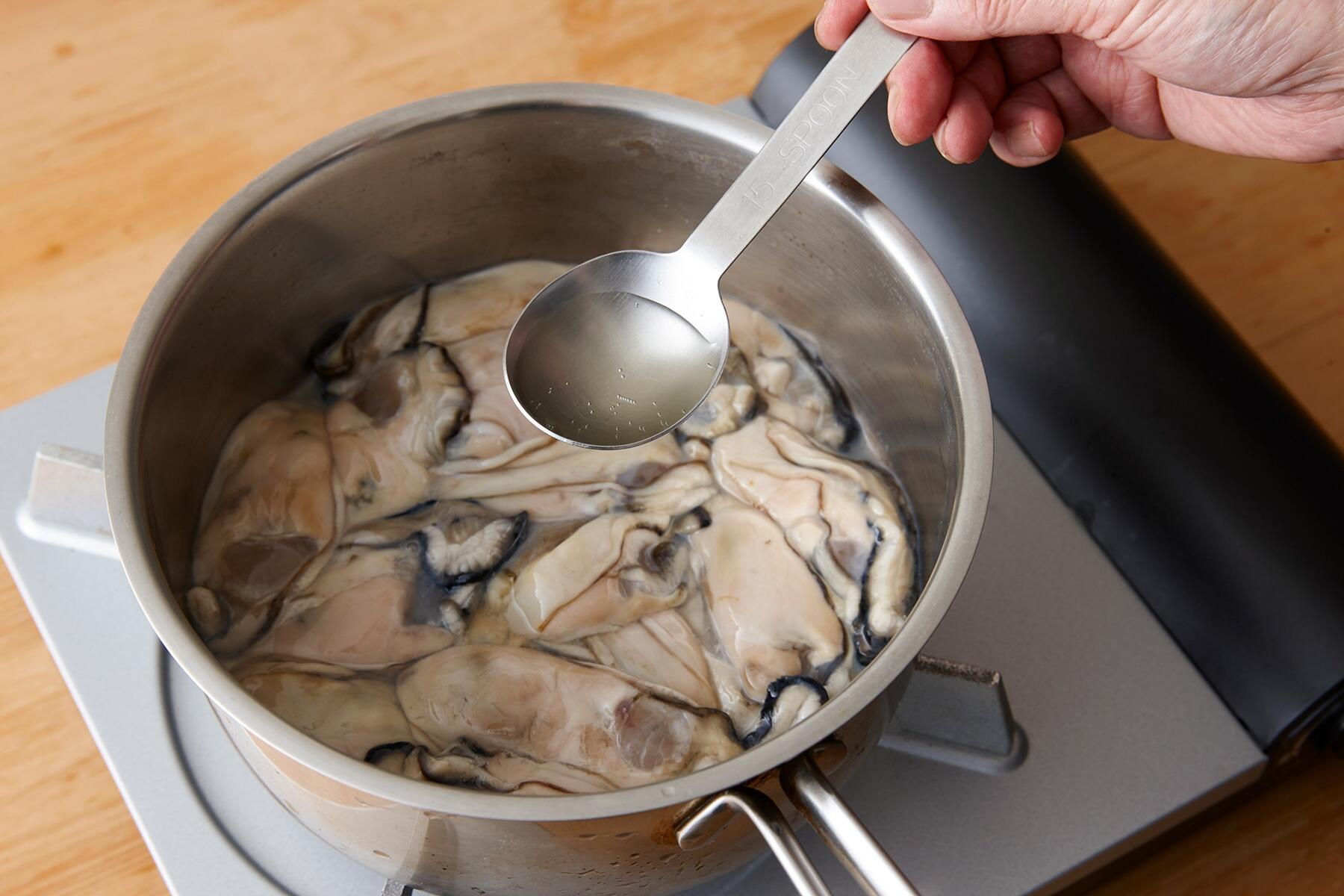 カキを蒸し煮にする