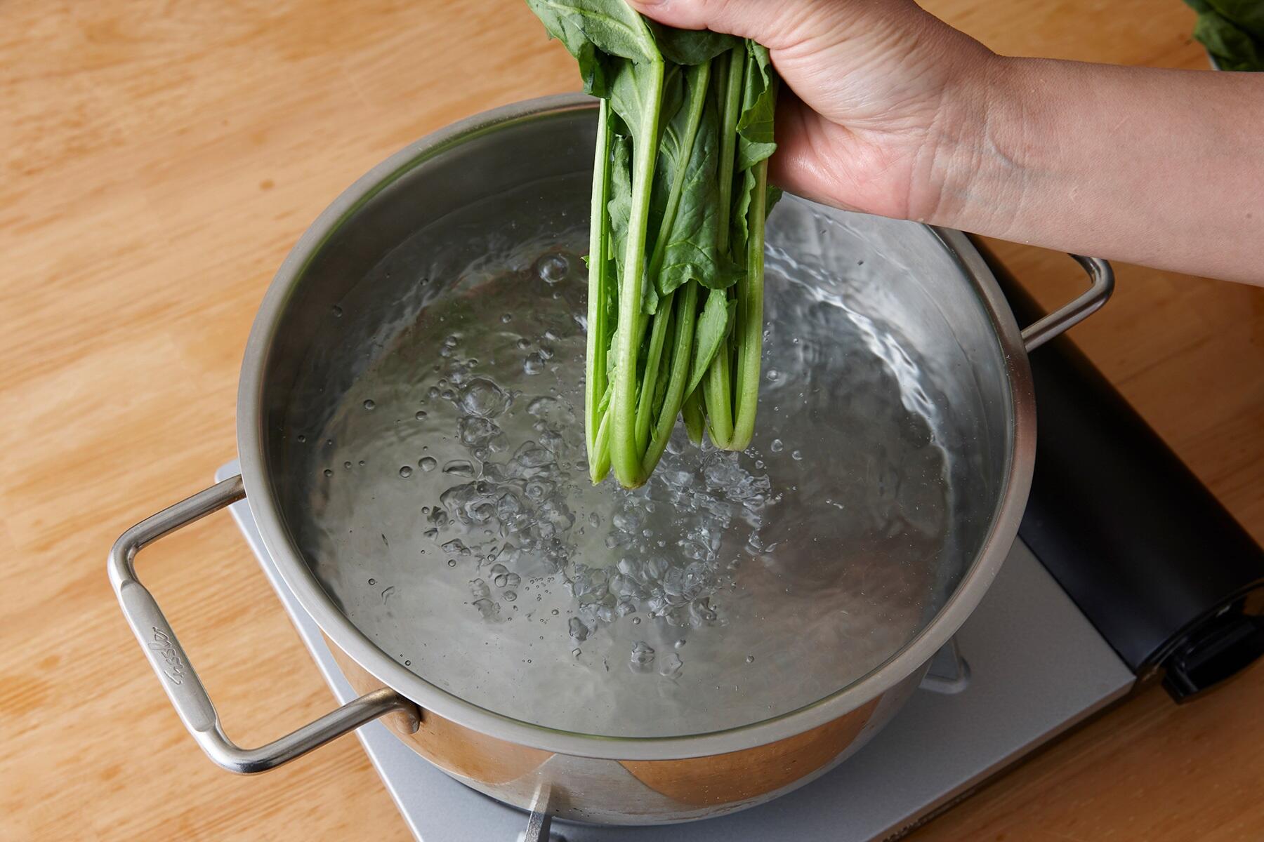 ほうれん草をゆでる