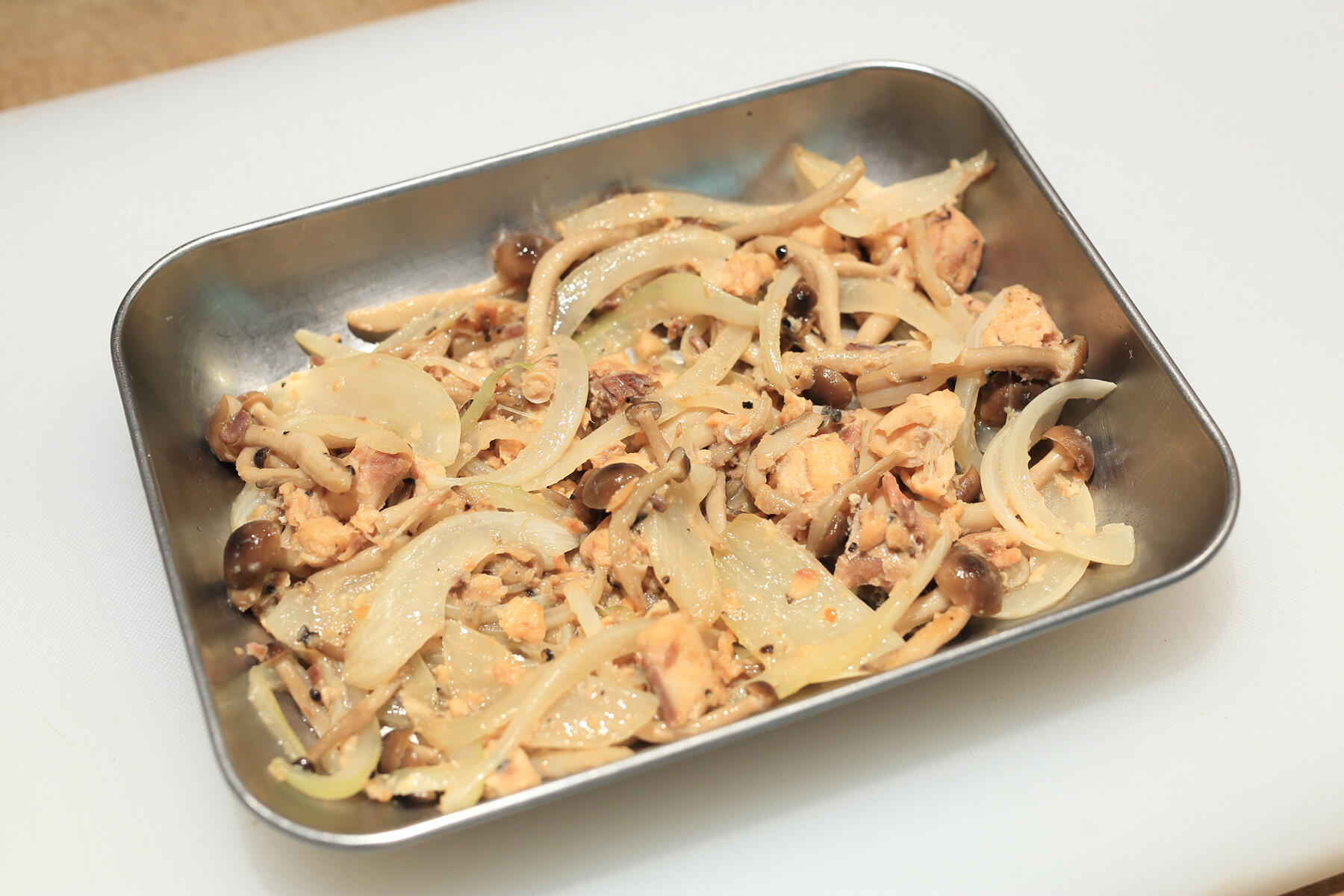 鮭の水煮缶を加える