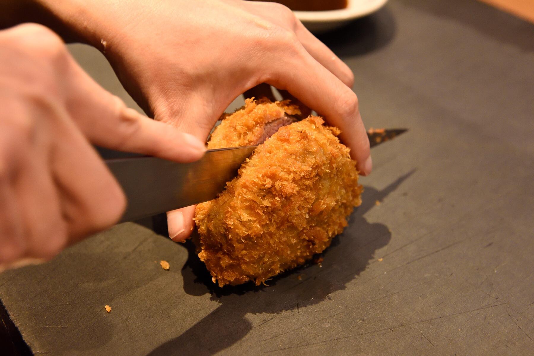 カツを切るところ