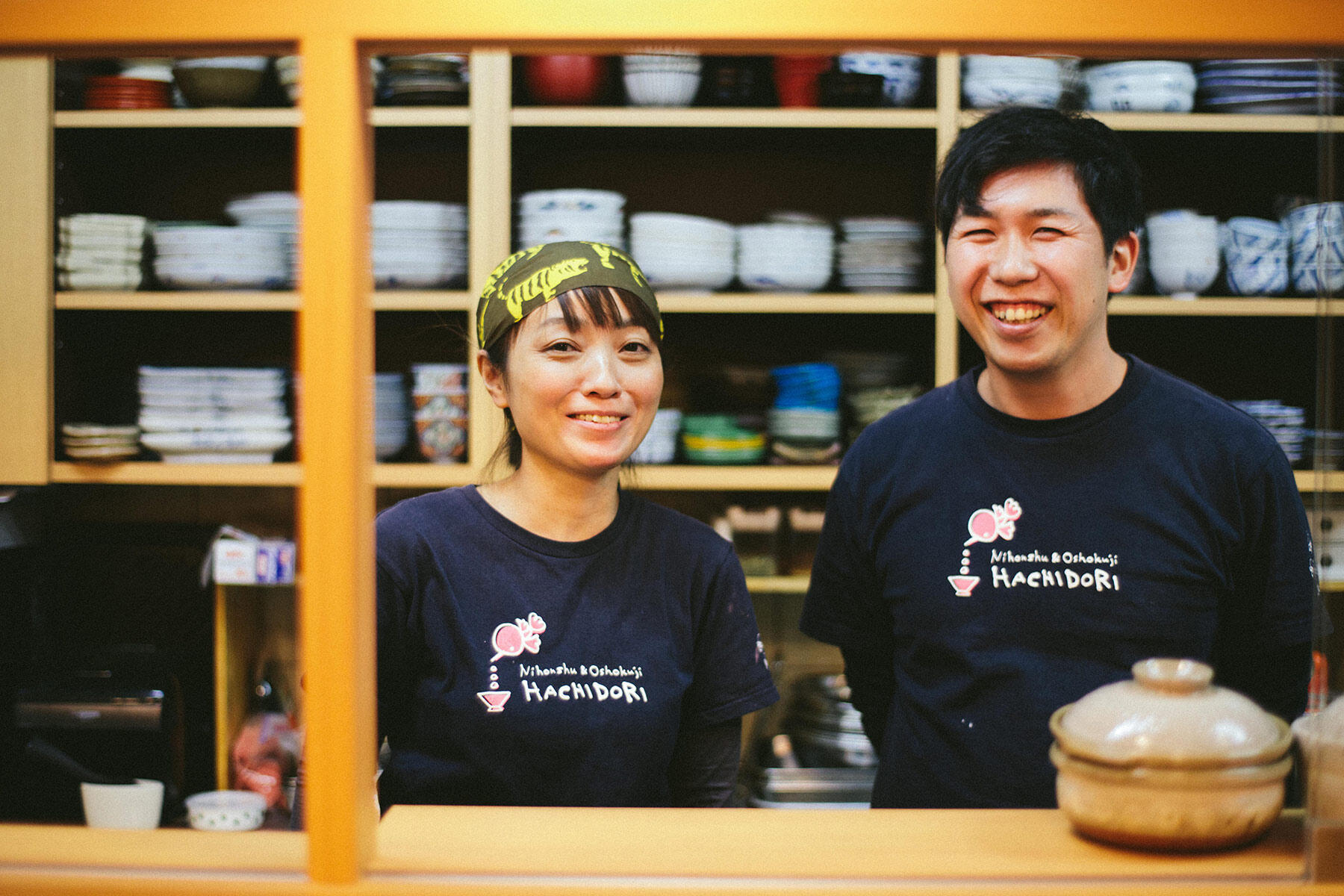 店主の上治真弓さんと夫の三原佑介さん