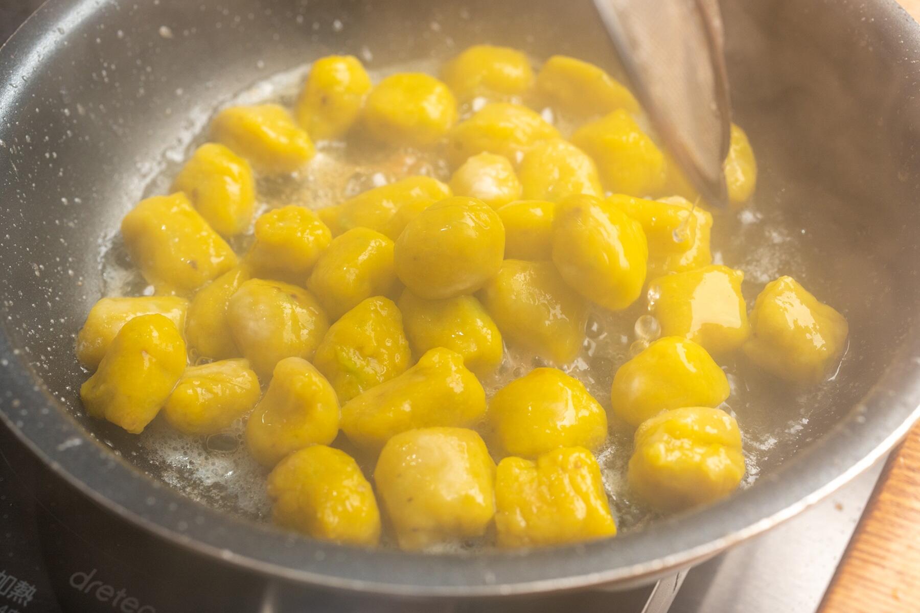 ソースと絡める