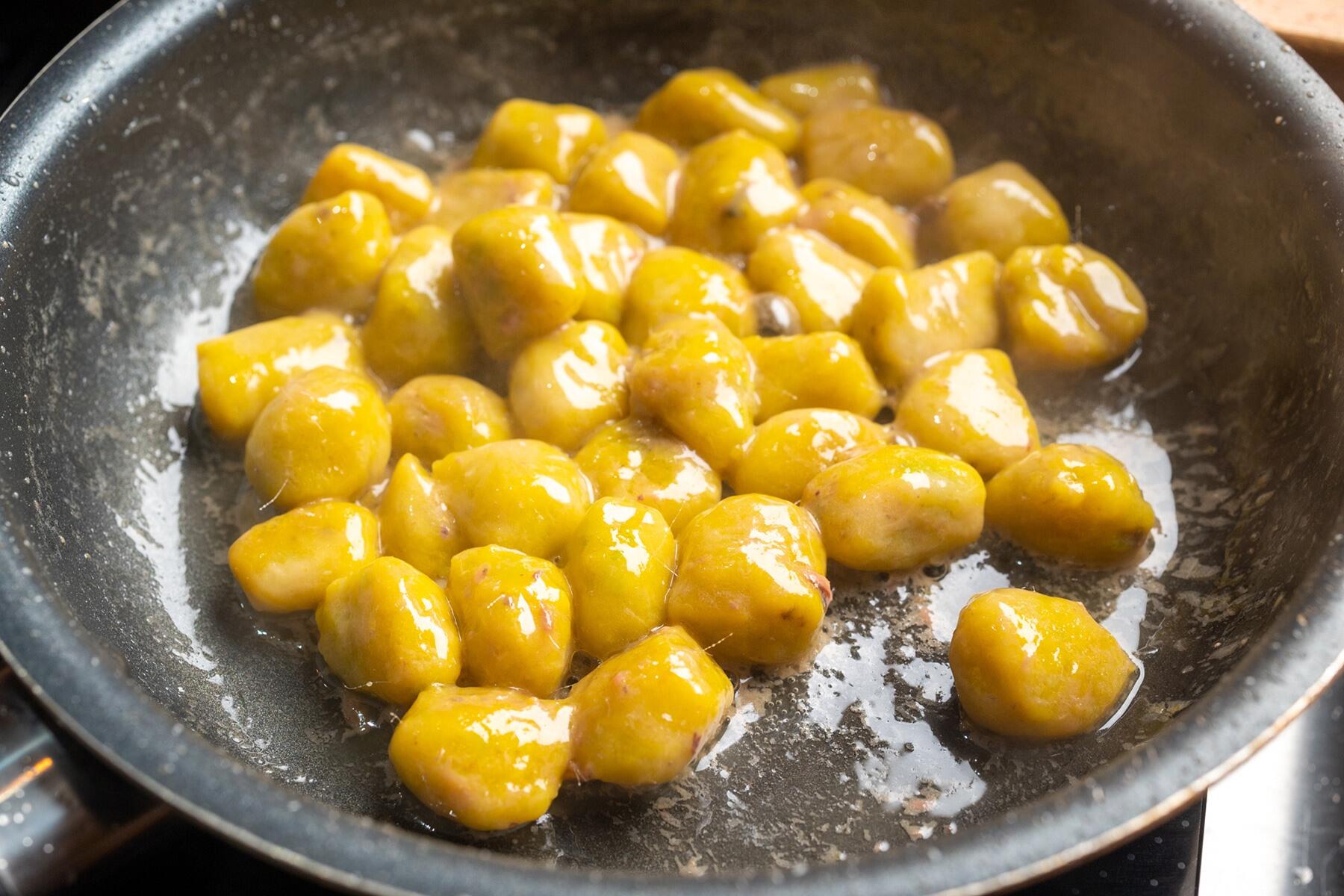 ソースと絡める