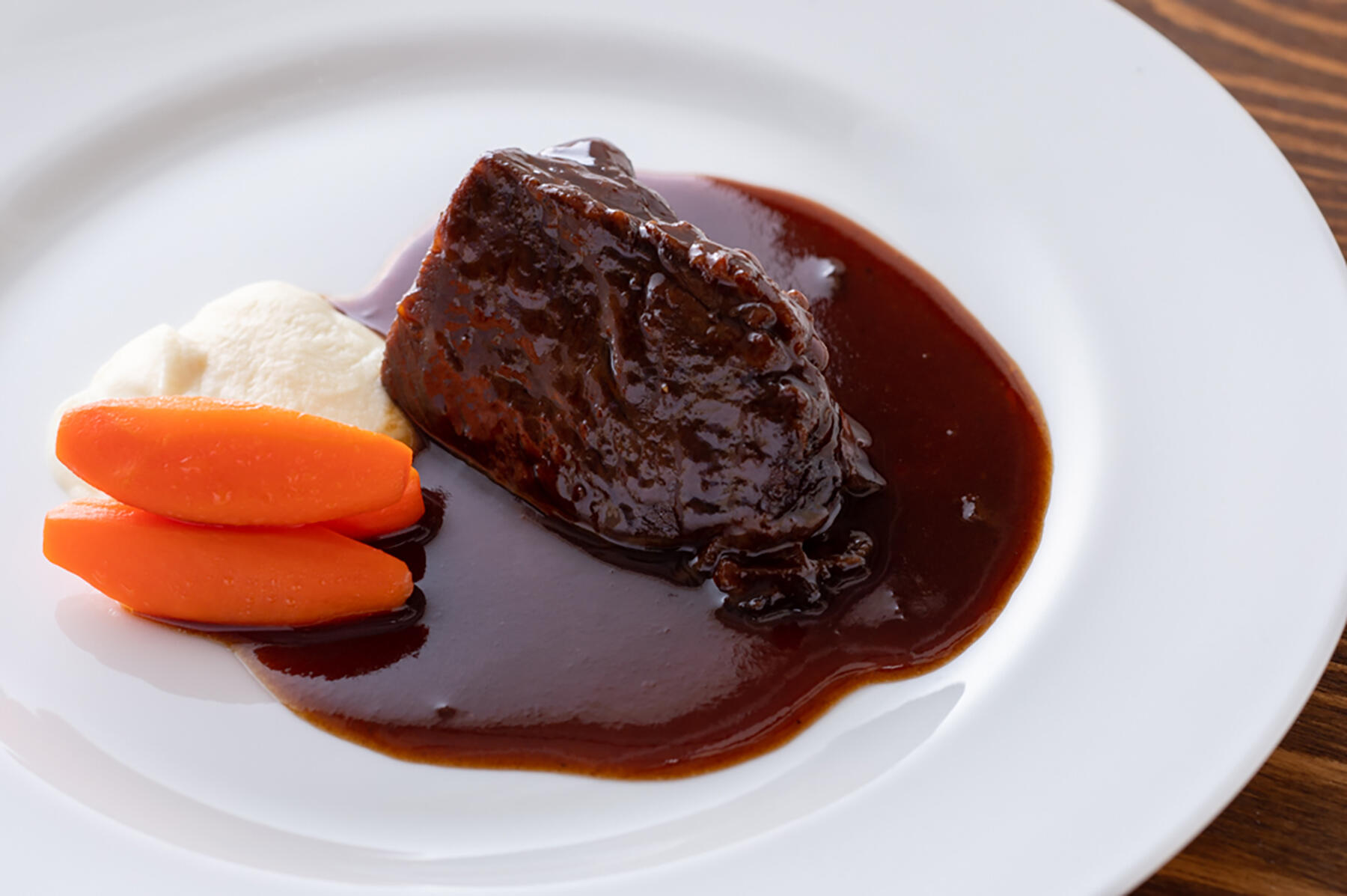 人気フレンチレストラン「シンシア」の牛頬肉の赤ワイン煮