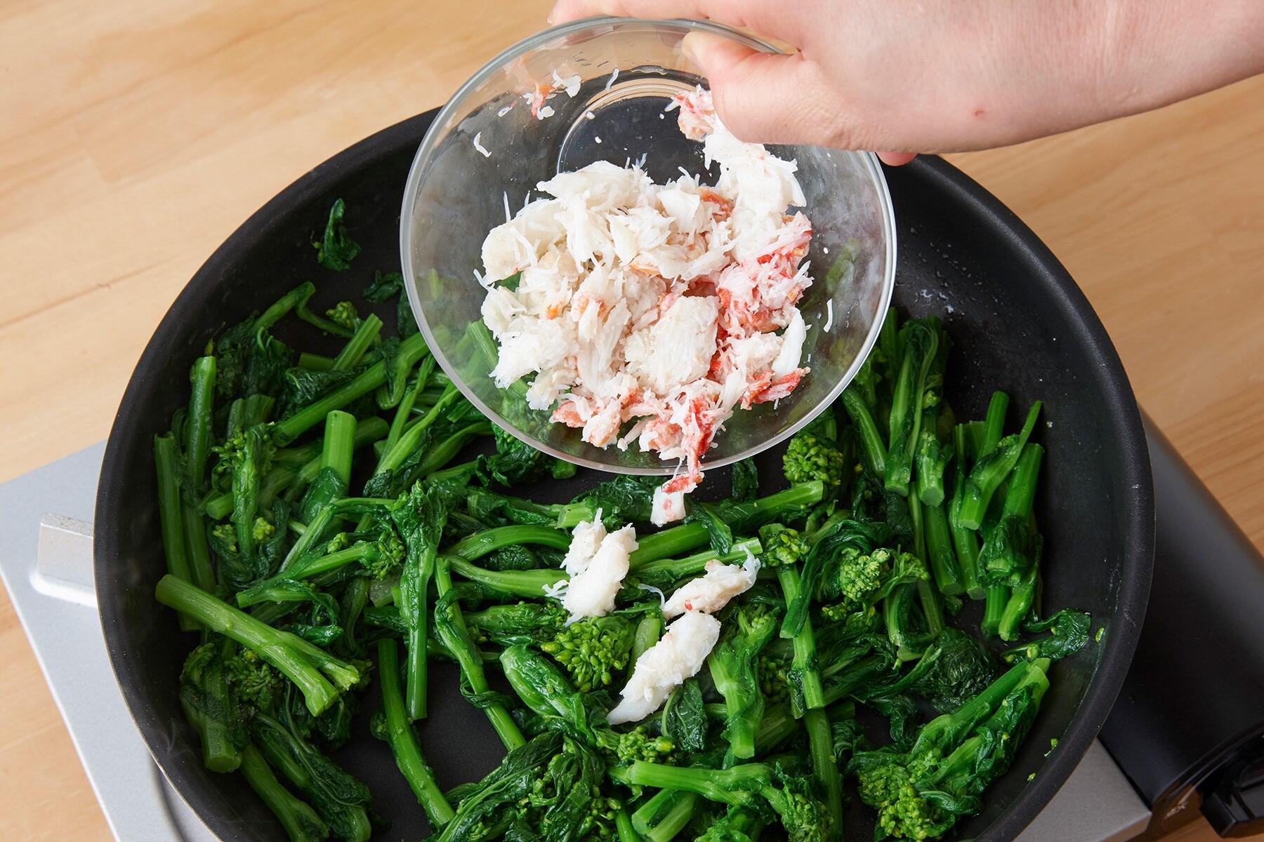 菜の花を炒める