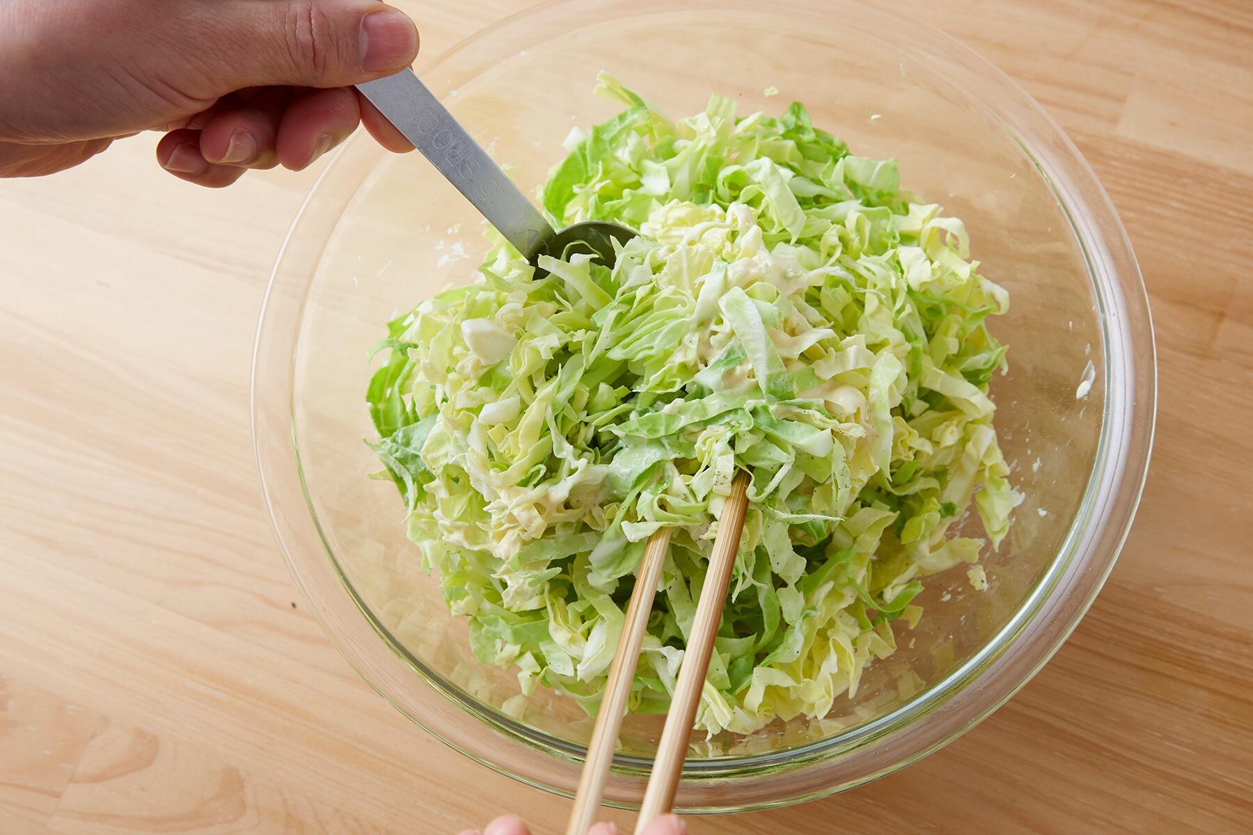キャベツに下味をつける