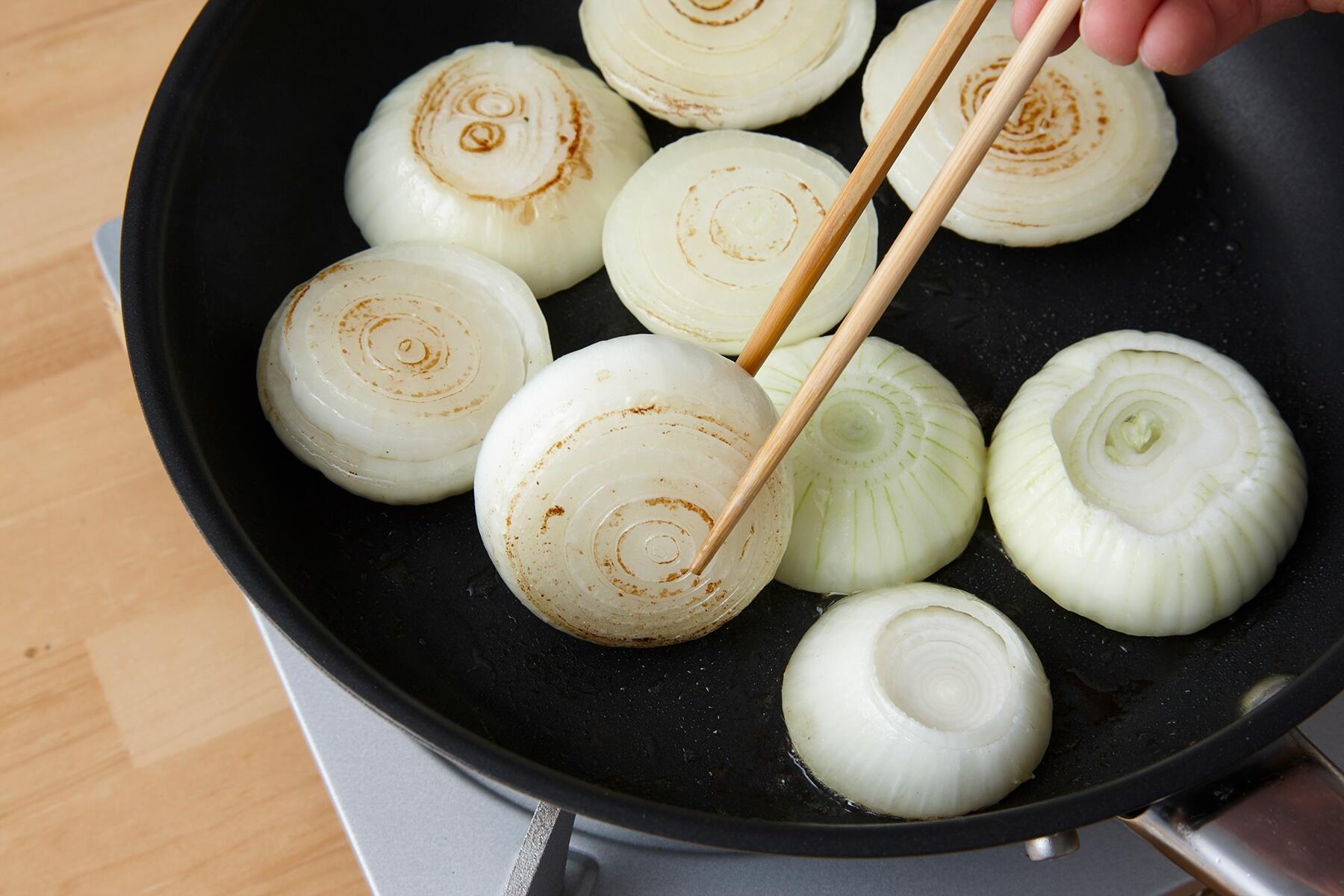 玉ねぎを蒸し焼きにする